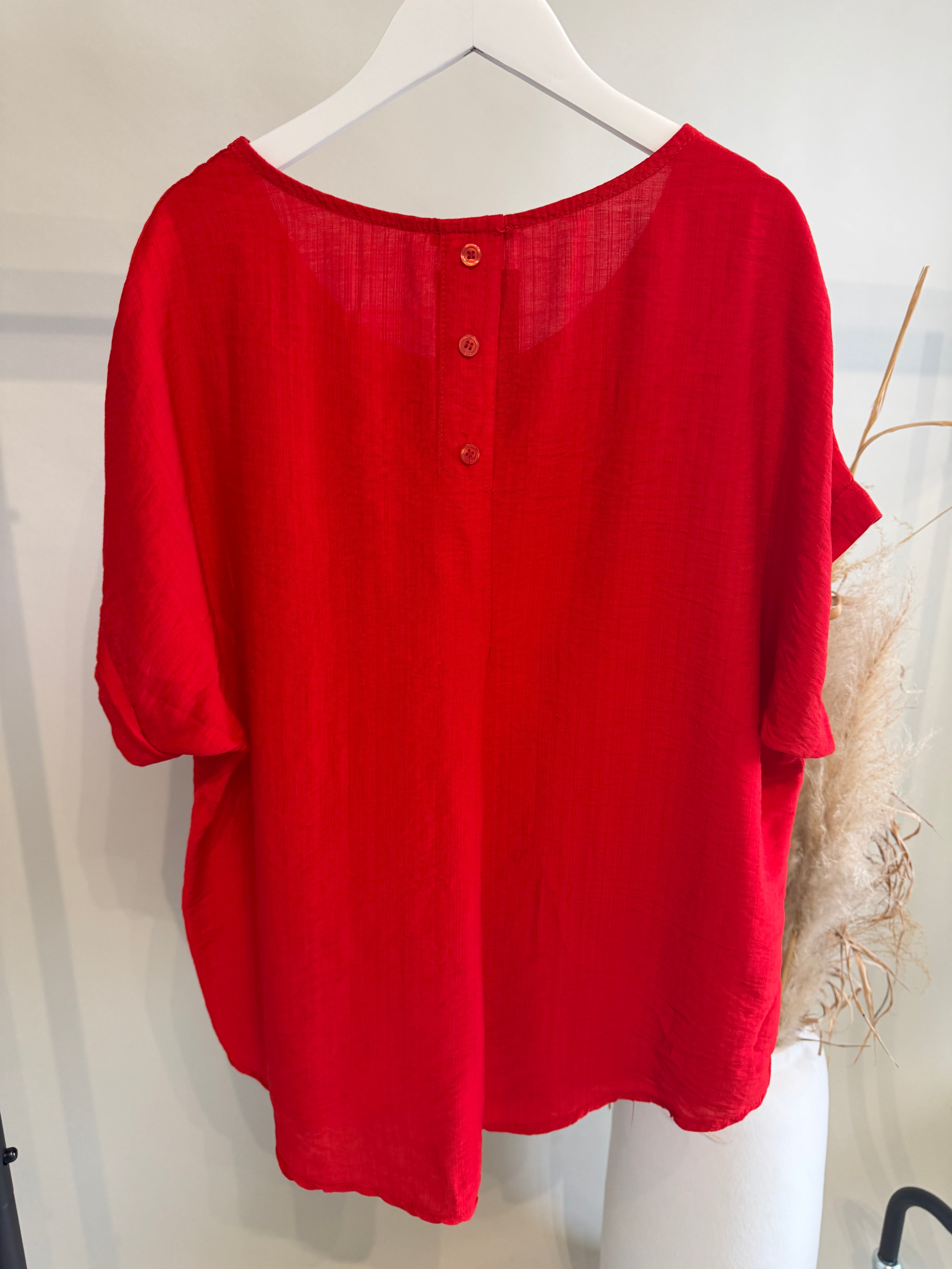 Bluse in Rot mit Kette ( Knöpfe hinten )