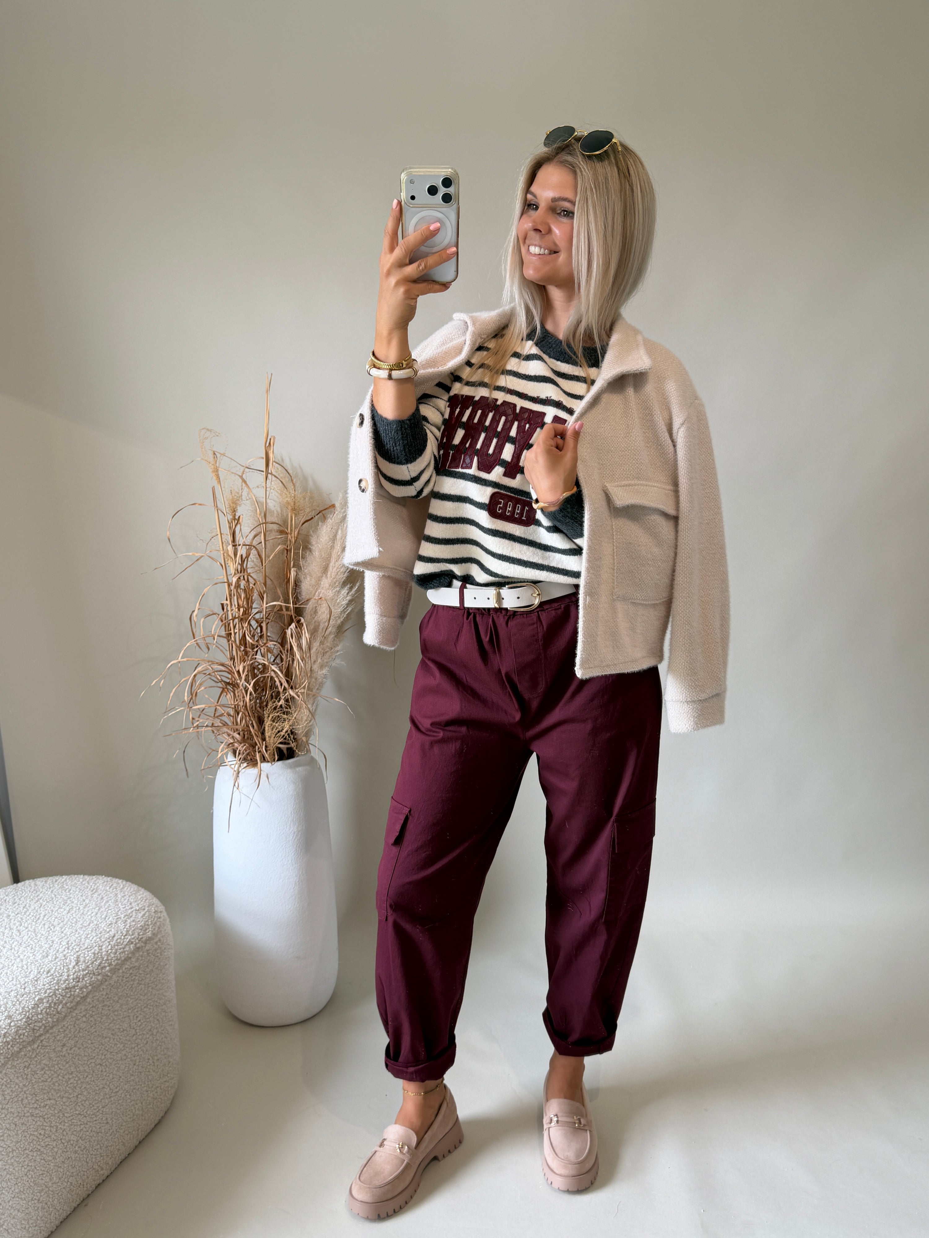 Pullover gestreift in Wollweiß / Grau mit Aufdruck