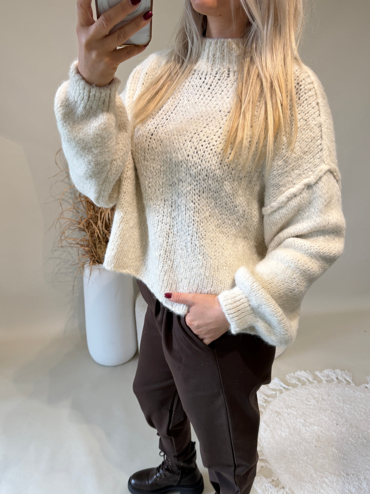 Pullover in Wollweiß mit kleinen Stehkragen