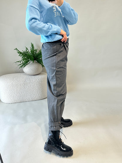 Hose in Grau mit Schokobraunen Gürtel und Lasche unten