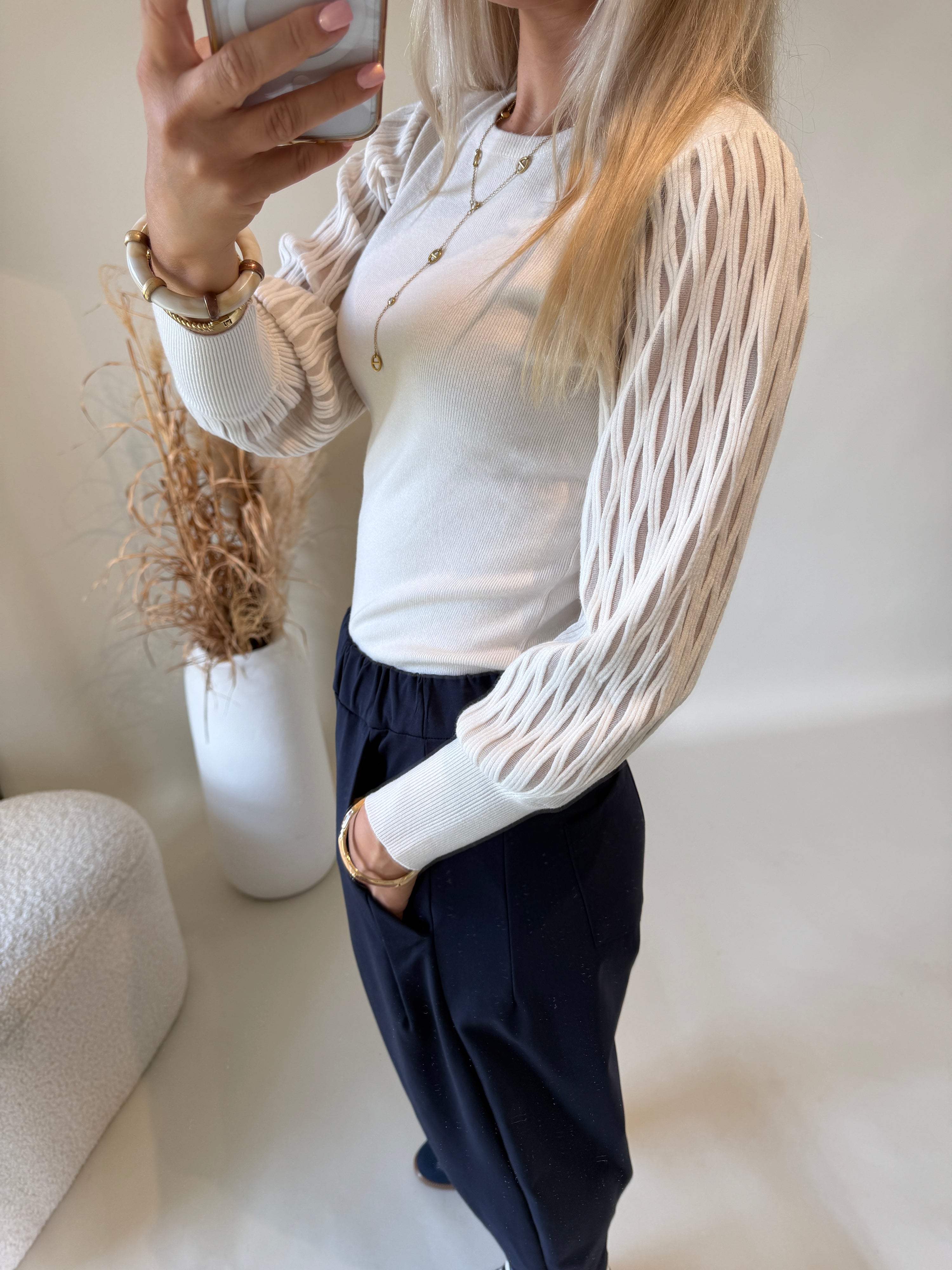 Pullover in Wollweiß mit Muster am Ärmel