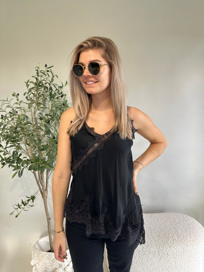 Top mit Spitze in Schwarz