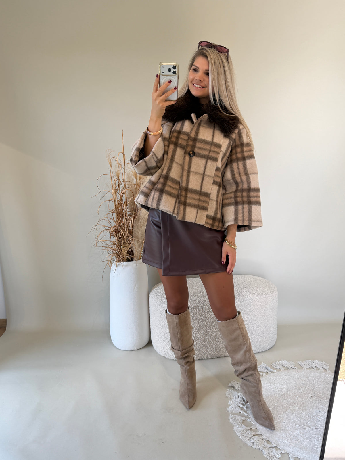 Jacke in Wollweiß / Schokobraun kariert mit Kunstfellkragen
