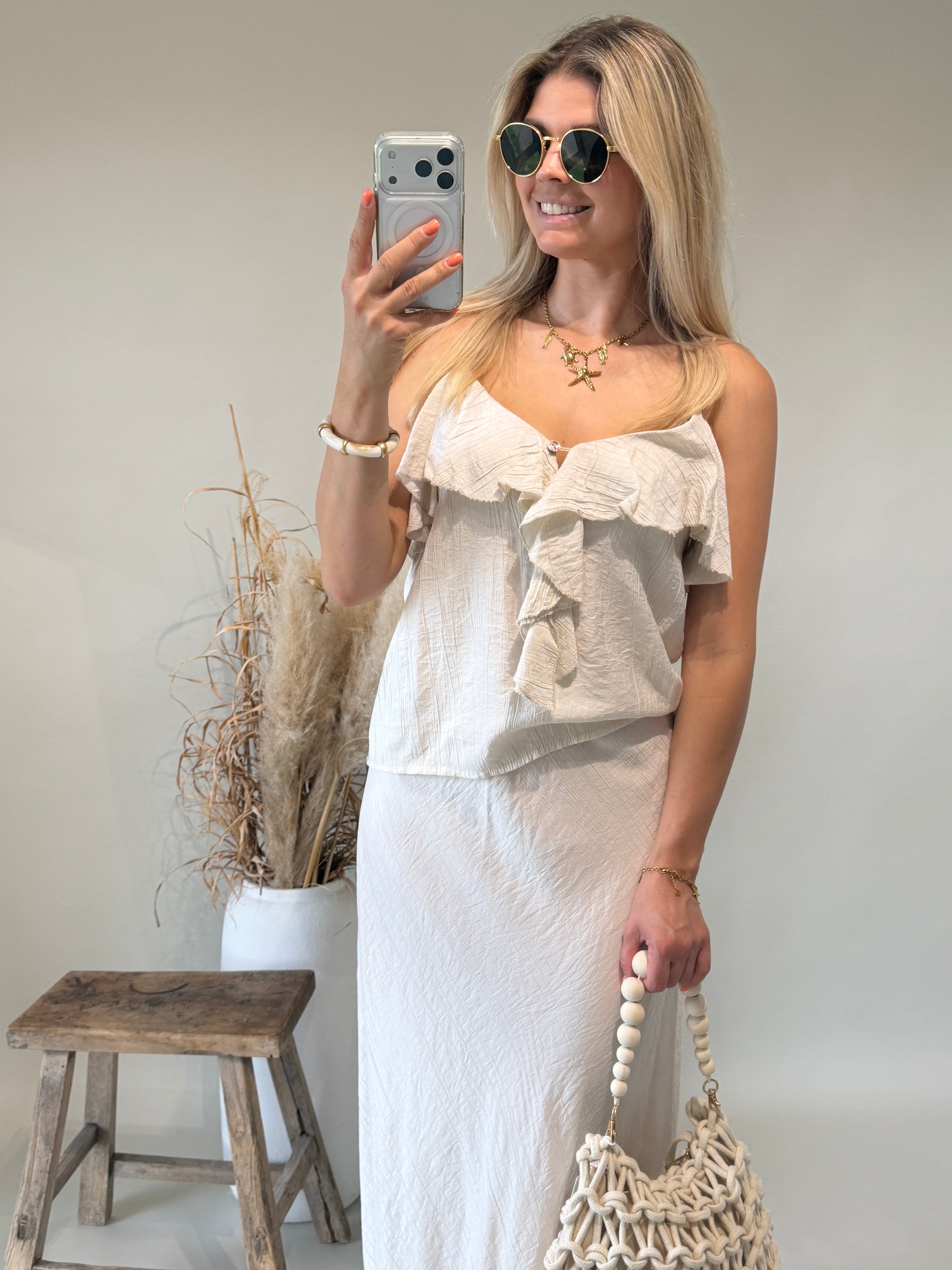 Top in Hellbeige mit Rüschen