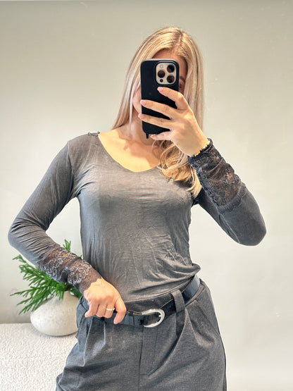 Shirt in Grau mit Spitze am Ärmel und V-Ausschnitt