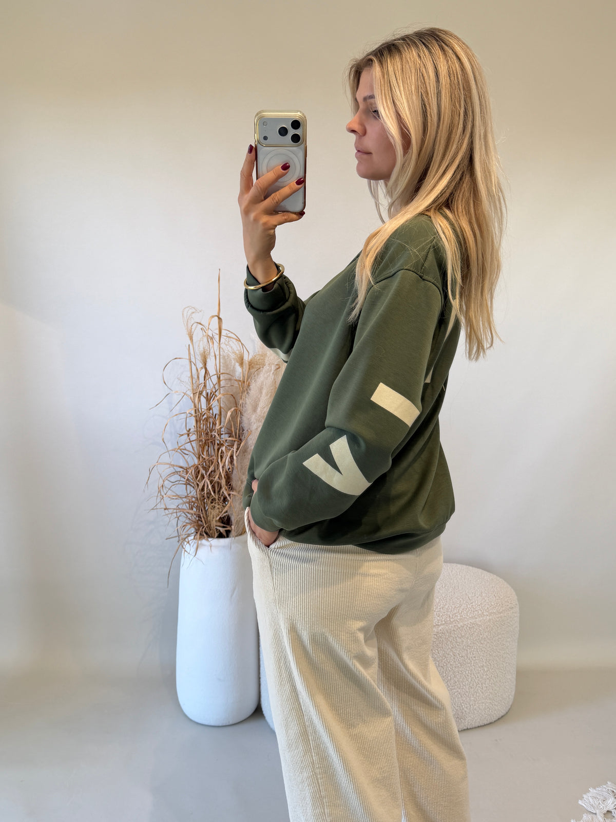 Sweatshirt in Olivgrün mit Aufdruck hinten