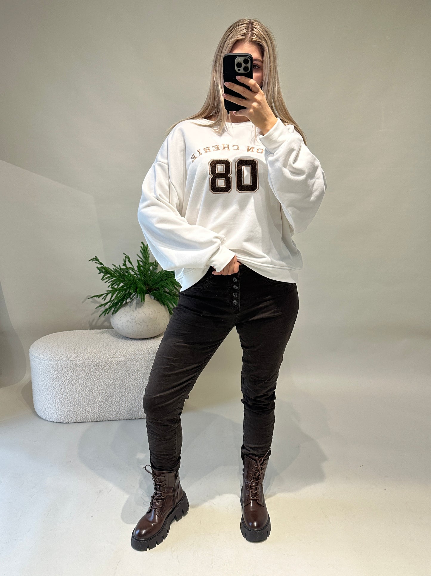 pullover in wollweiß mit aufschrift in schokobraun (mon cherie)