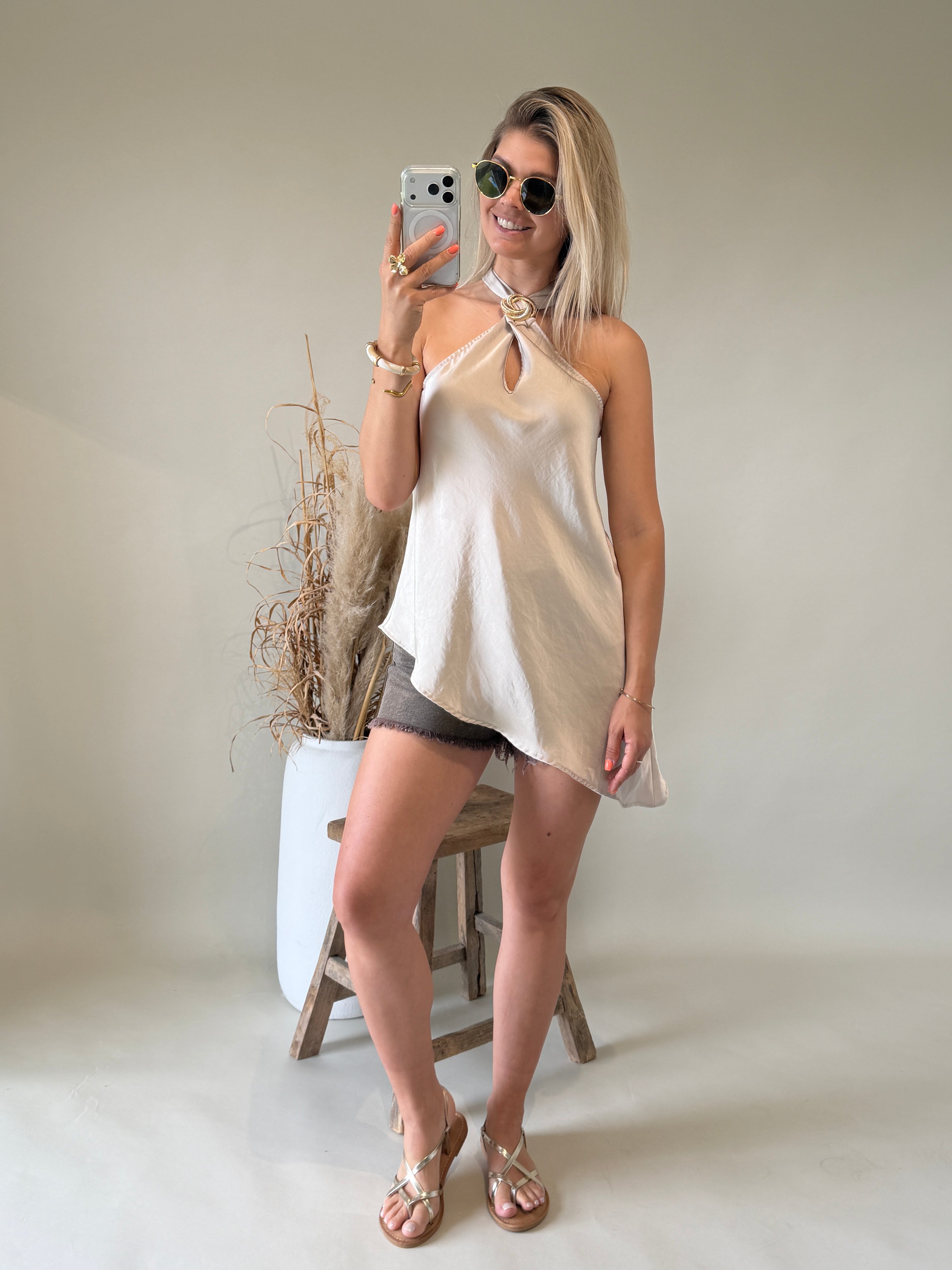 Bluse in Beige ( Neckholder ) mit goldener Spange
