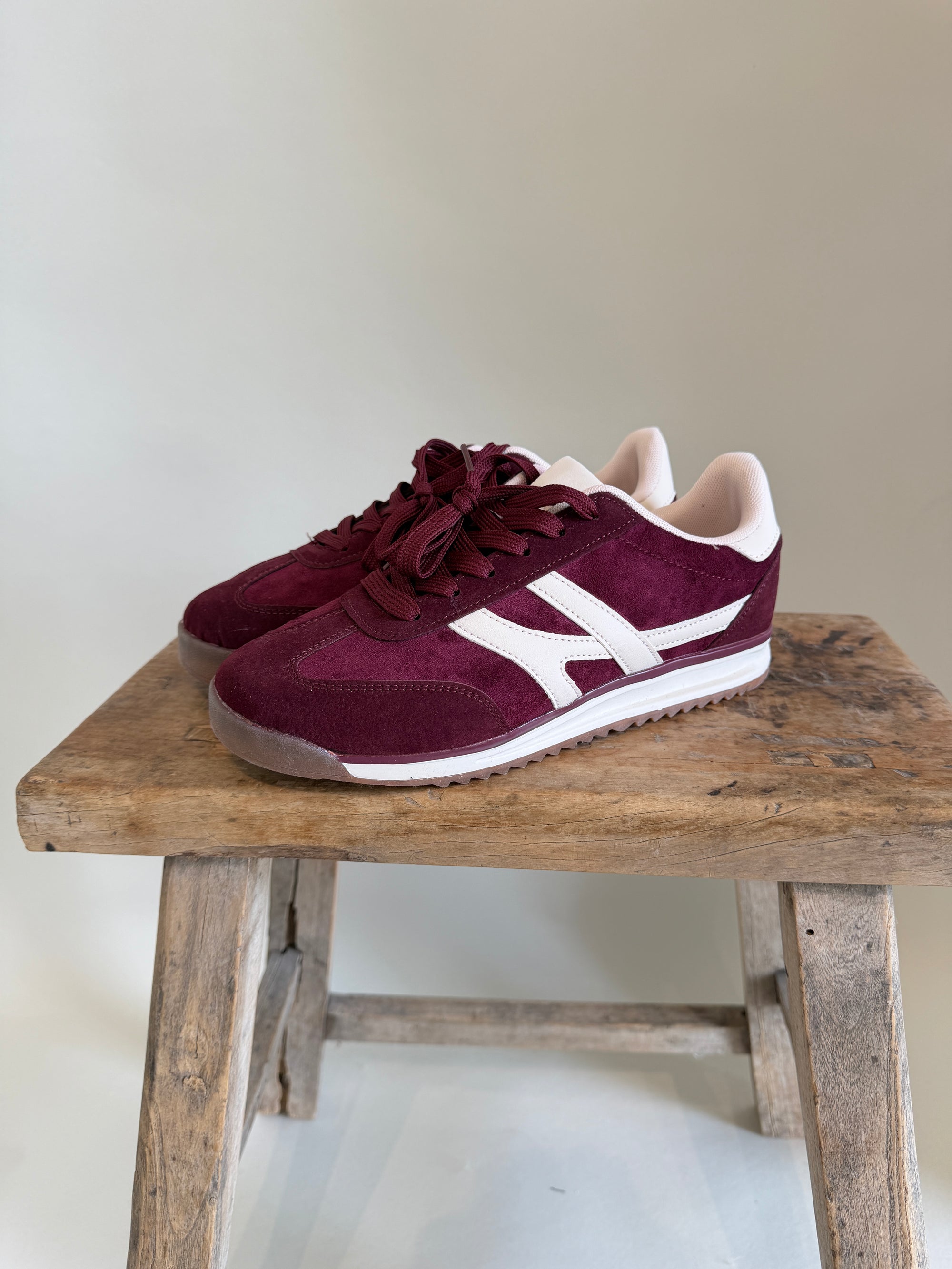 Sneaker in Bordeaux
