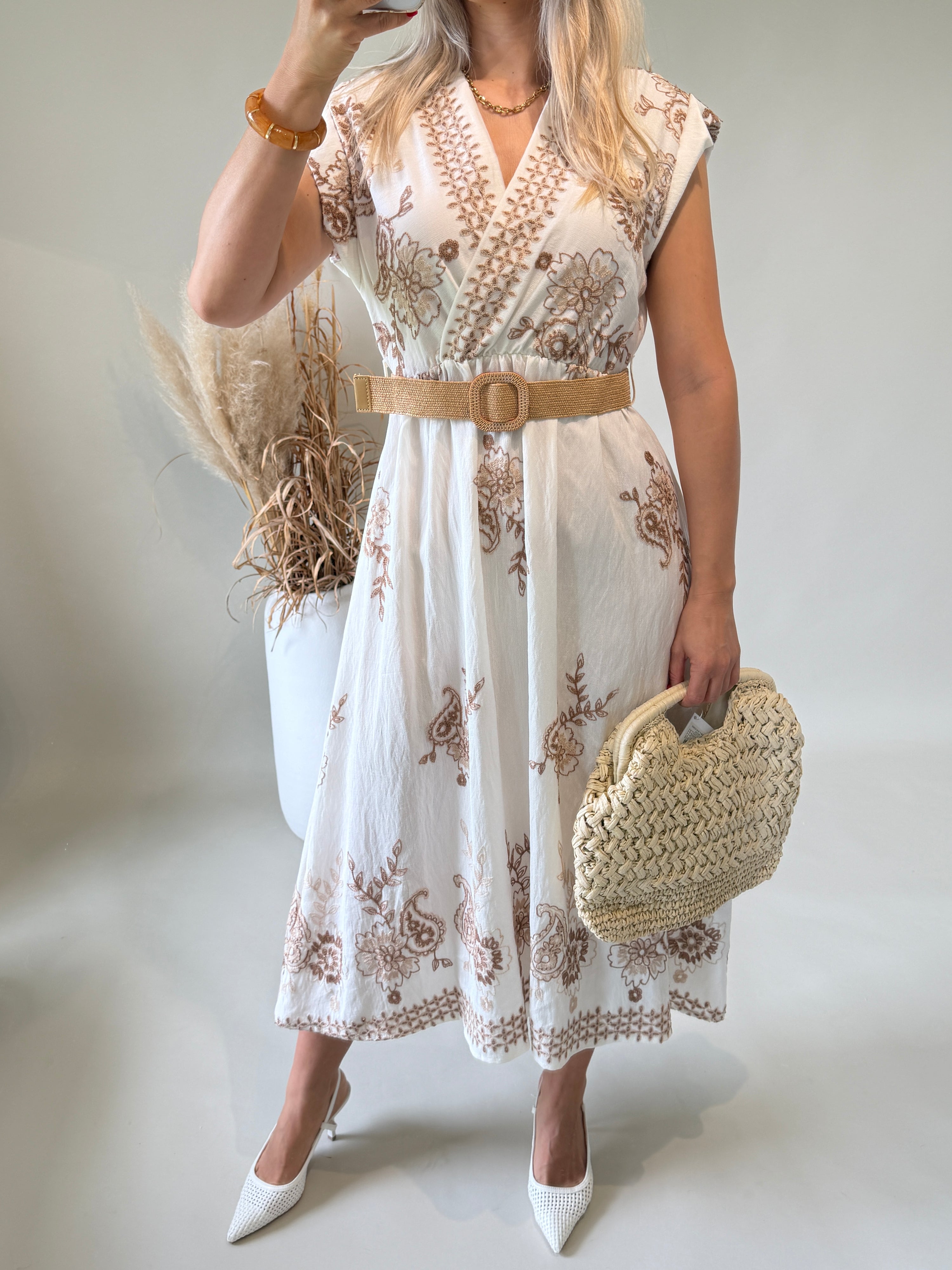 Kleid in Wollweiß mit Bohospitze in Zimt mit Gürtel