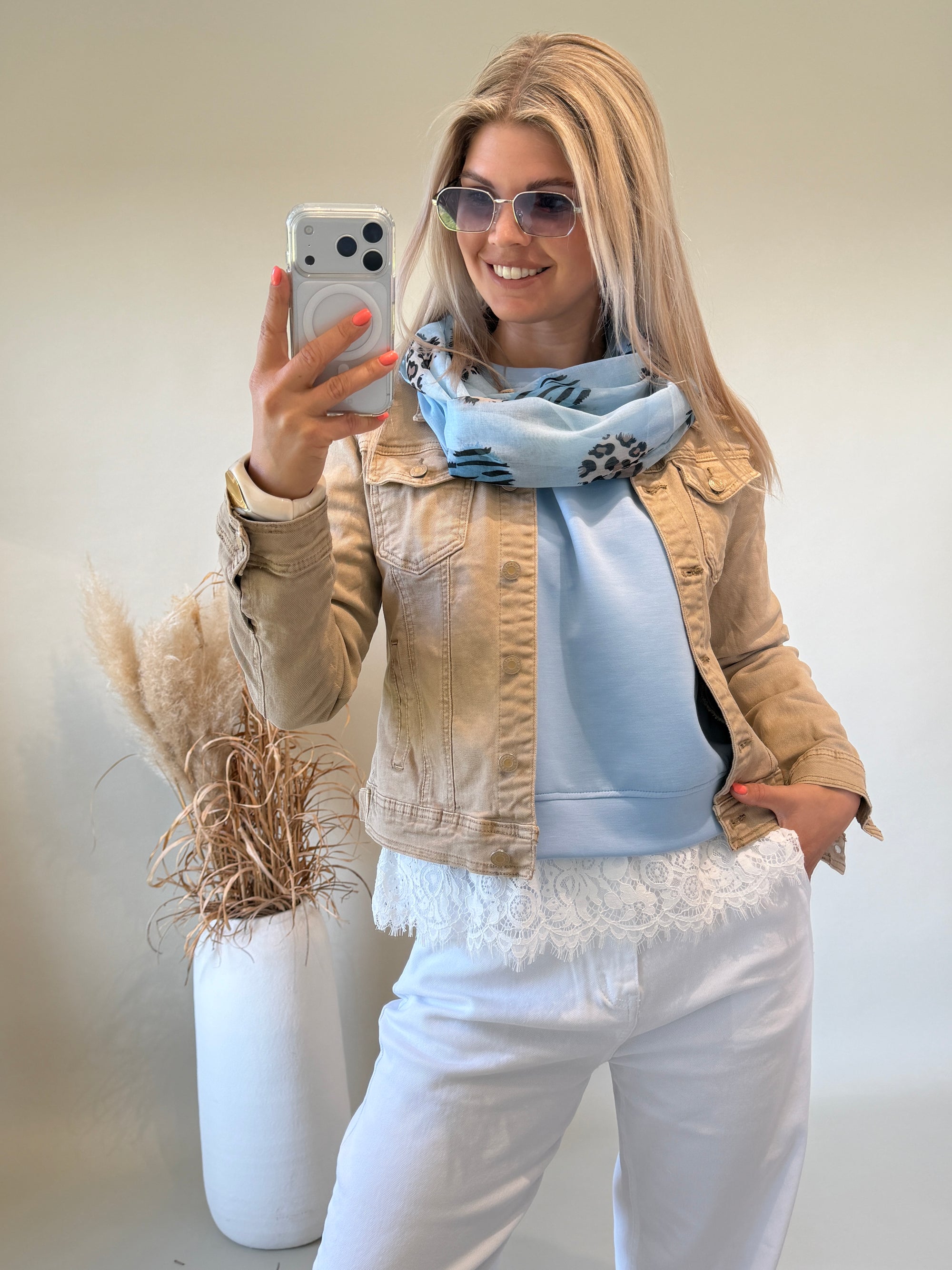 Schal in Hellblau mit Leomuster