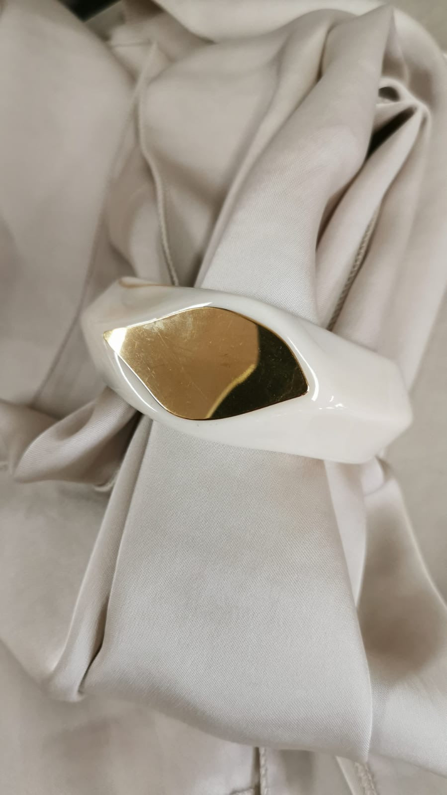 Armreif in Wollweiß mit Gold