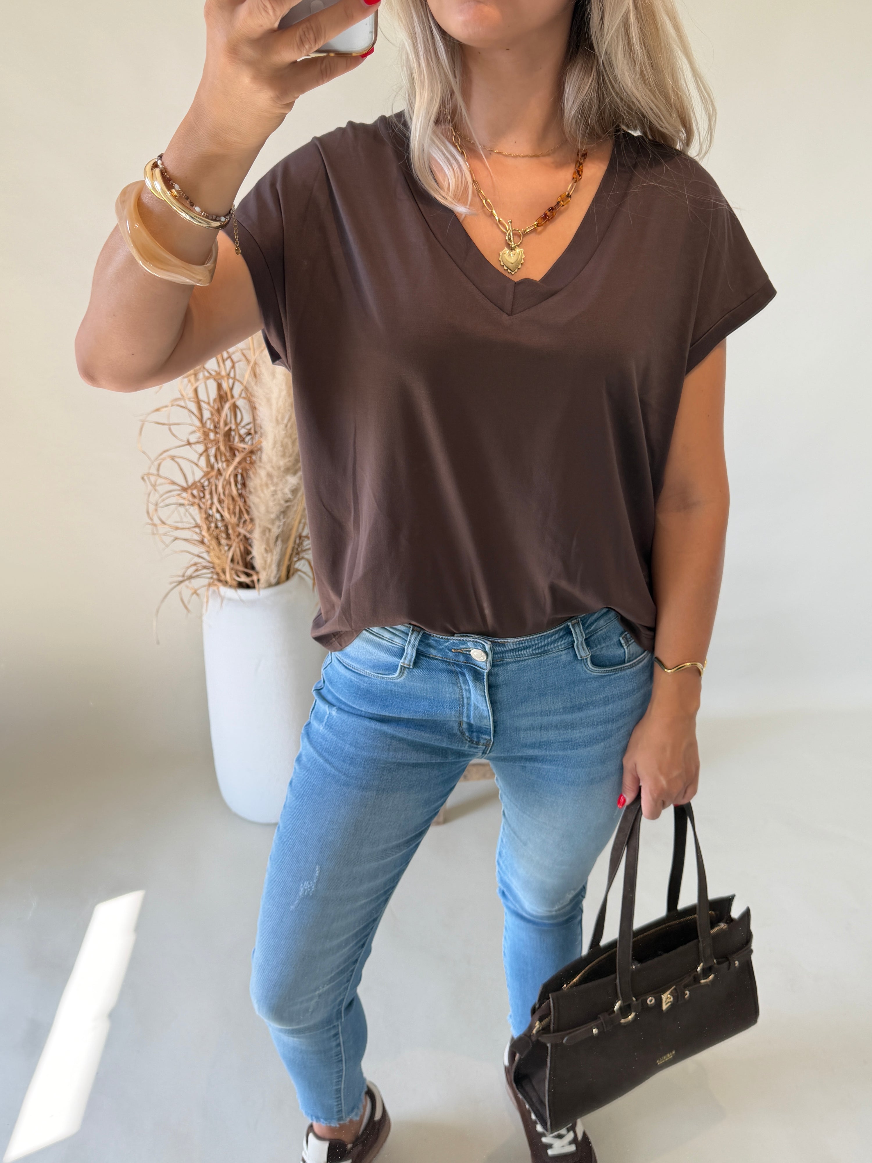 T - Shirt in Schokobraun mit V - Ausschnitt