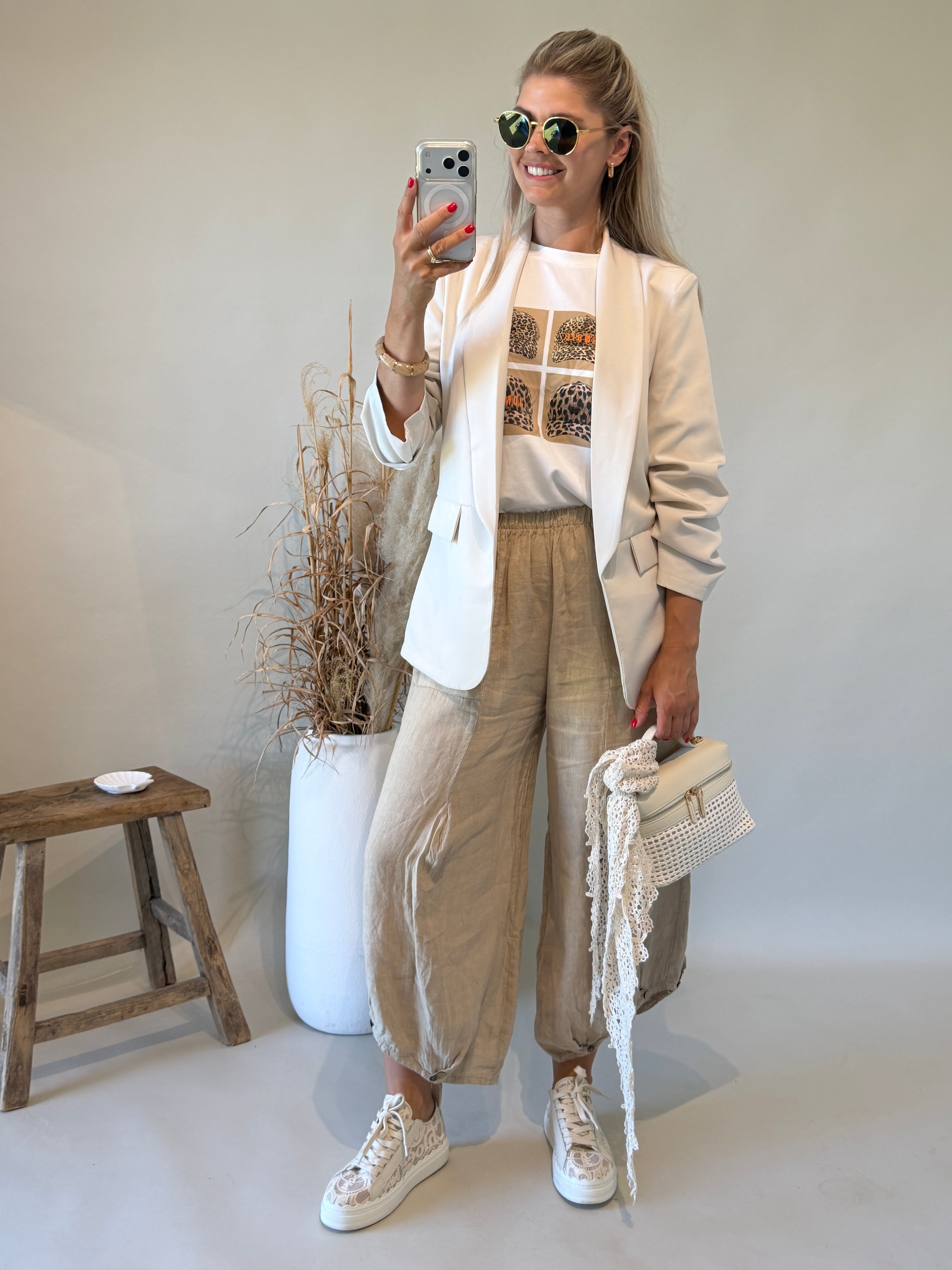 Hose in Beige mit großen Taschen und Knöpfen am Bein