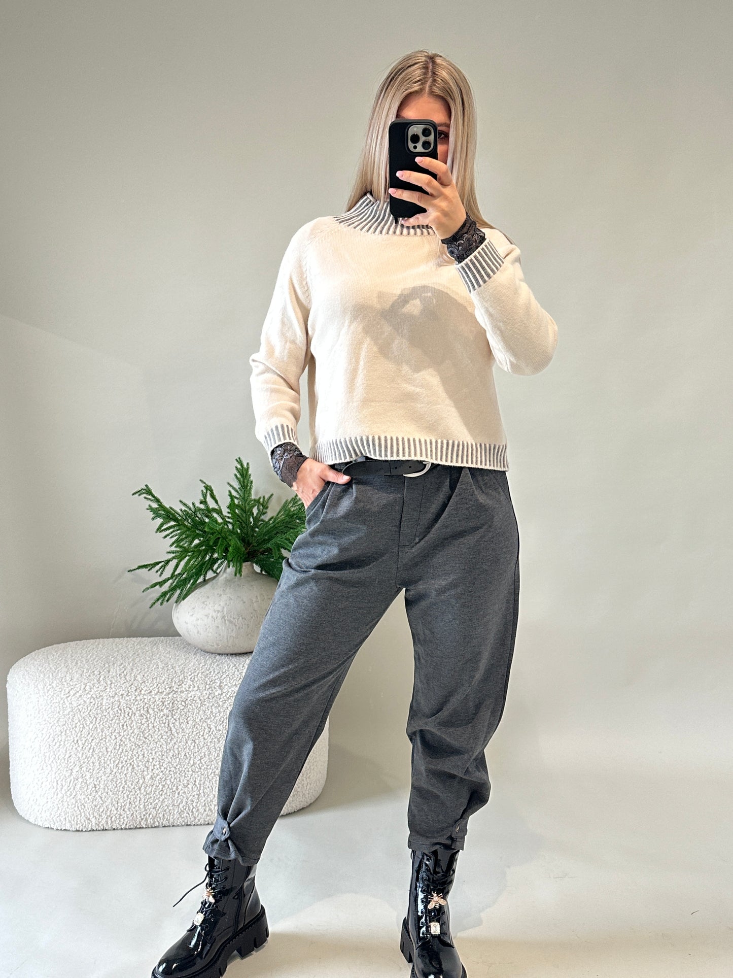 pullover in wollweiß mit grauen streifen an bund und kragen