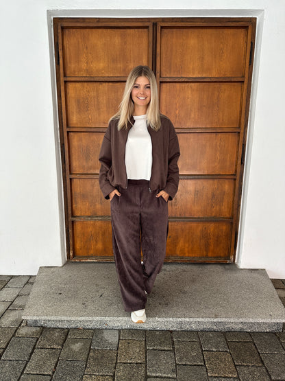Cordhose in Schokobraun mit weitem Bein