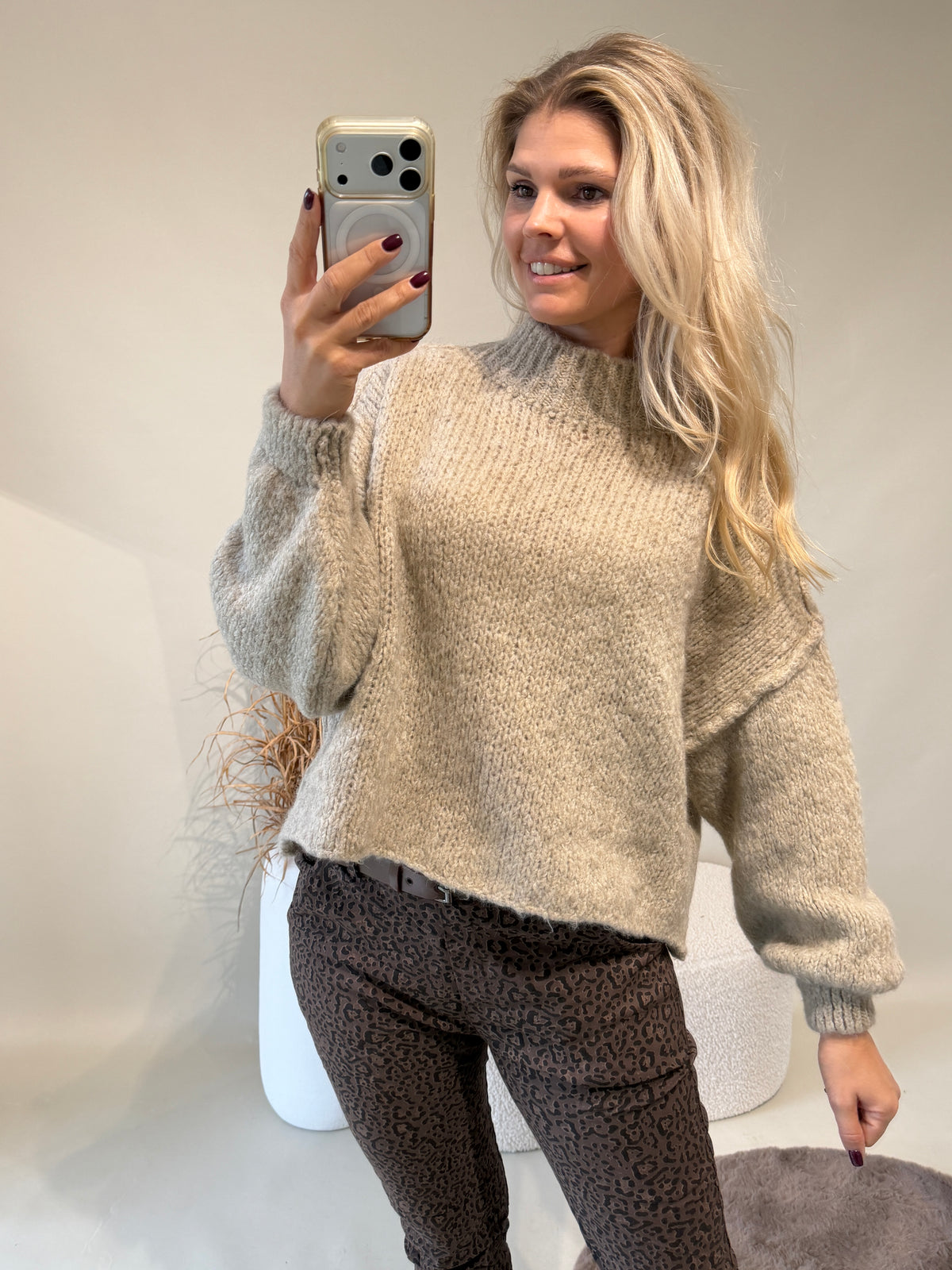 Pullover in Sand mit kleinen Stehkragen