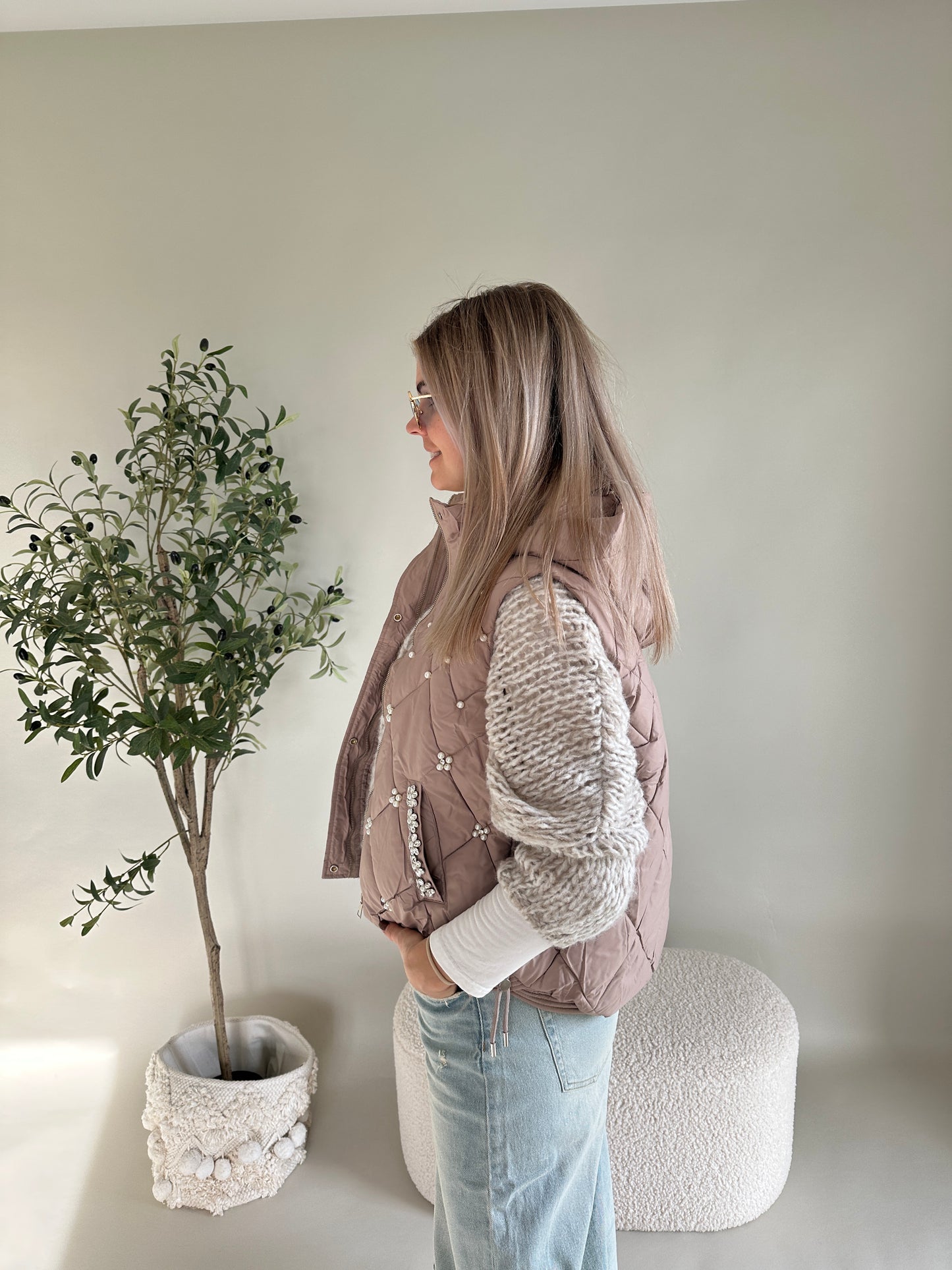 steppweste in beige ärmelos mit kapuze und perlen vorne