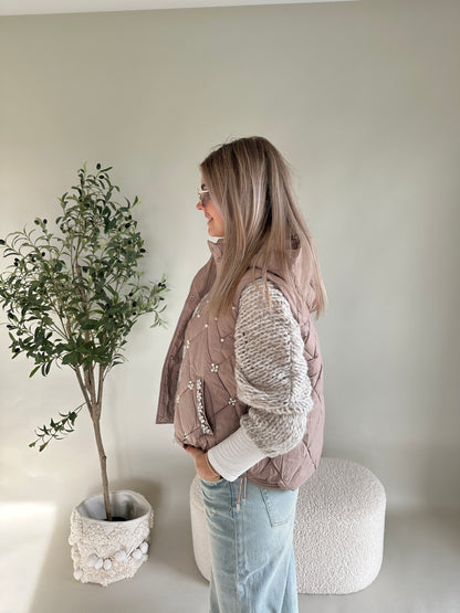 Steppweste in Beige ärmelos mit Kapuze und Perlen vorne