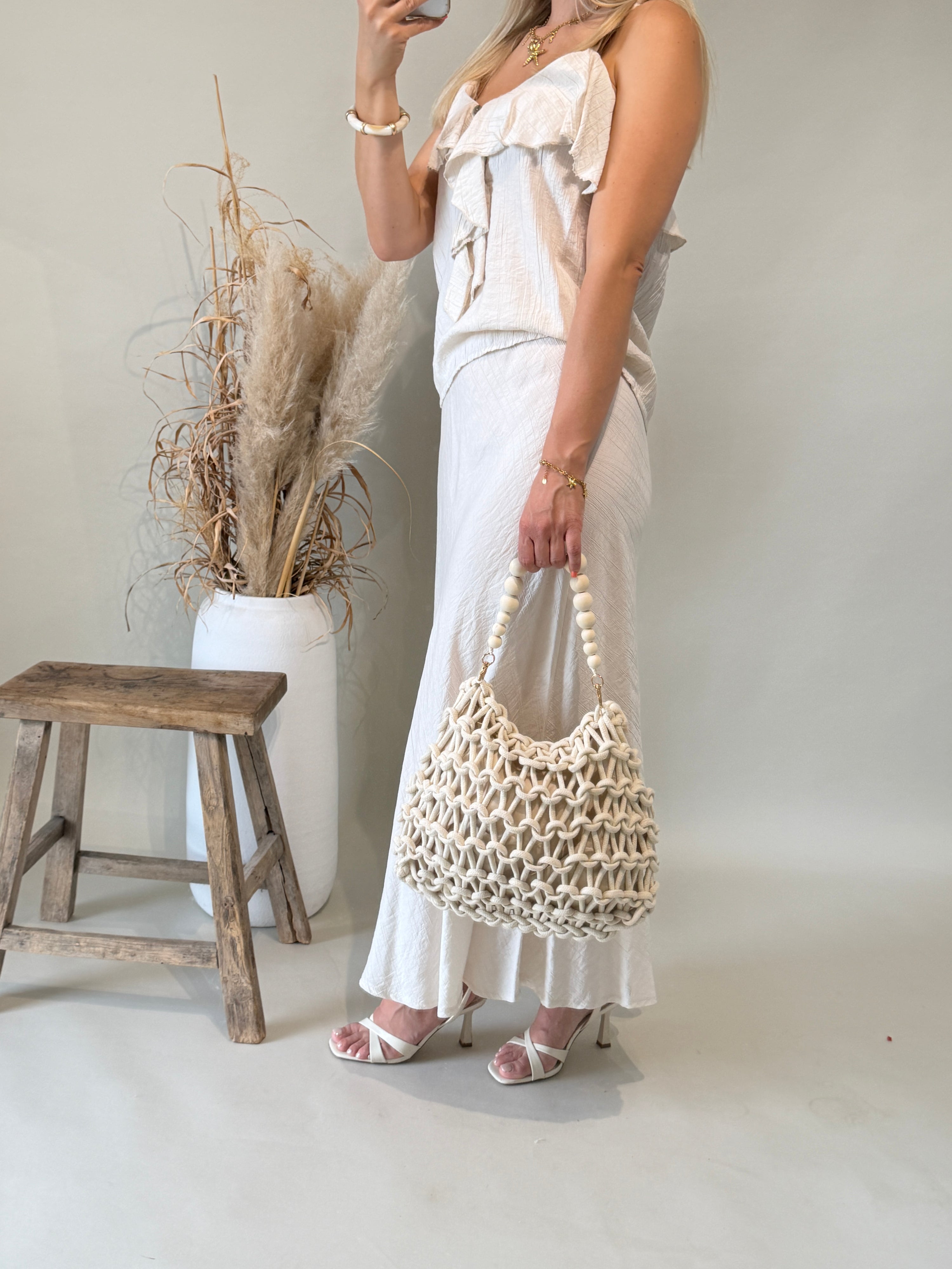 Tasche in Wollweiß mit Holzperlen