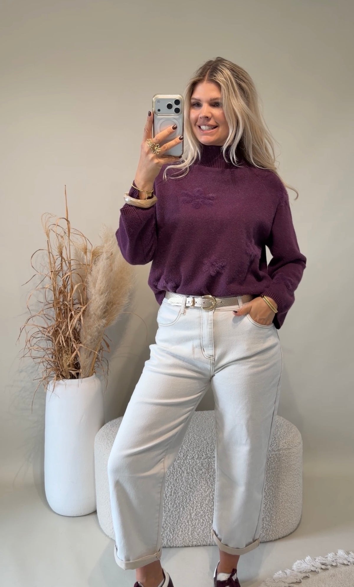 Pullover in Burgundy mit dezenten Blumenmuster