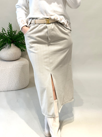 Rock in Sand mit Fischgrätenmuster