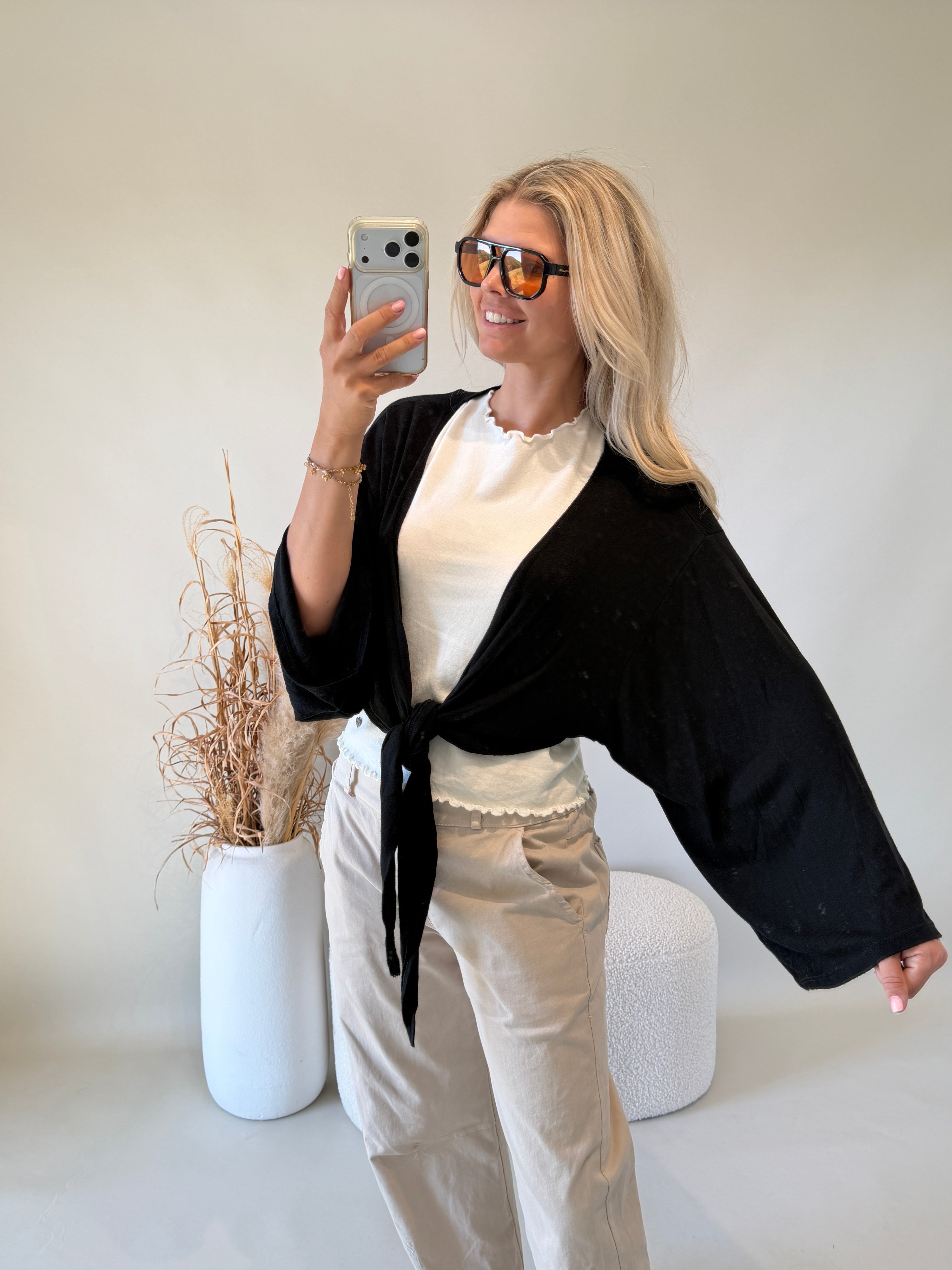 Jacke in Schwarz vorne zum Binden