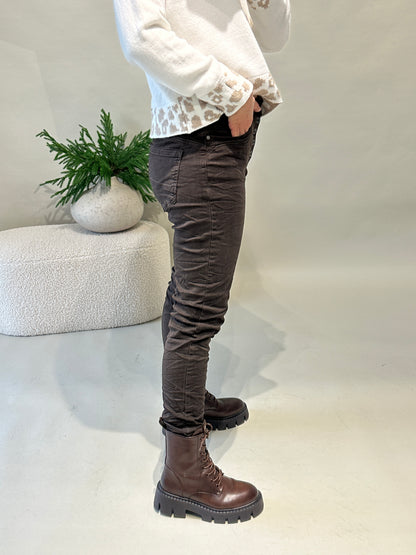 Jeans in Schokobraun mit Knöpfen