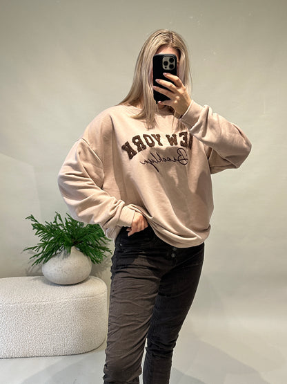 Pullover in Beige mit Aufschrift in Schokobraun (NEW YORK)