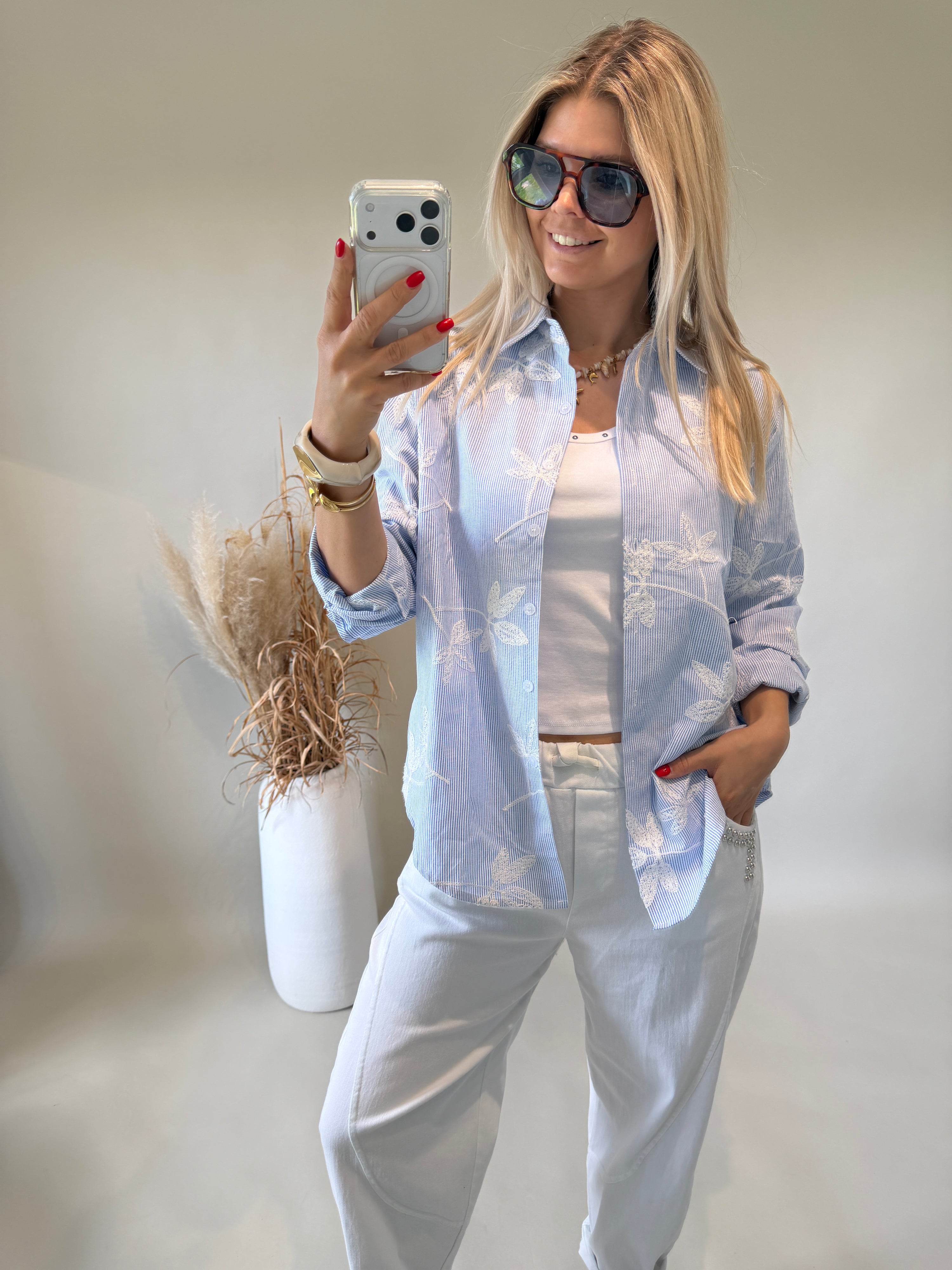 Bluse in Hellblau / Beige gestreift mit Blumenmuster