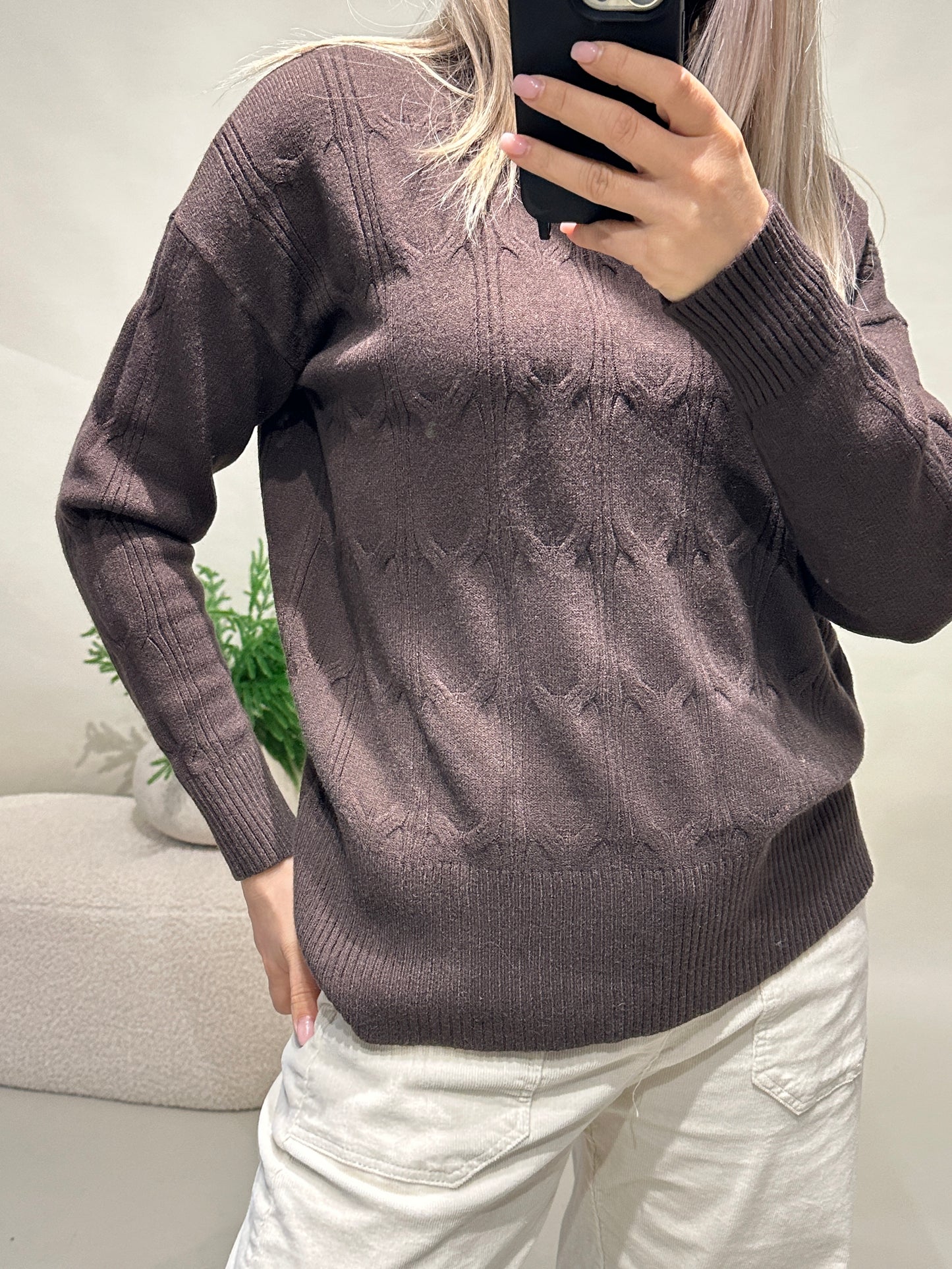pullover in schokobraun mit muster und rollkragen