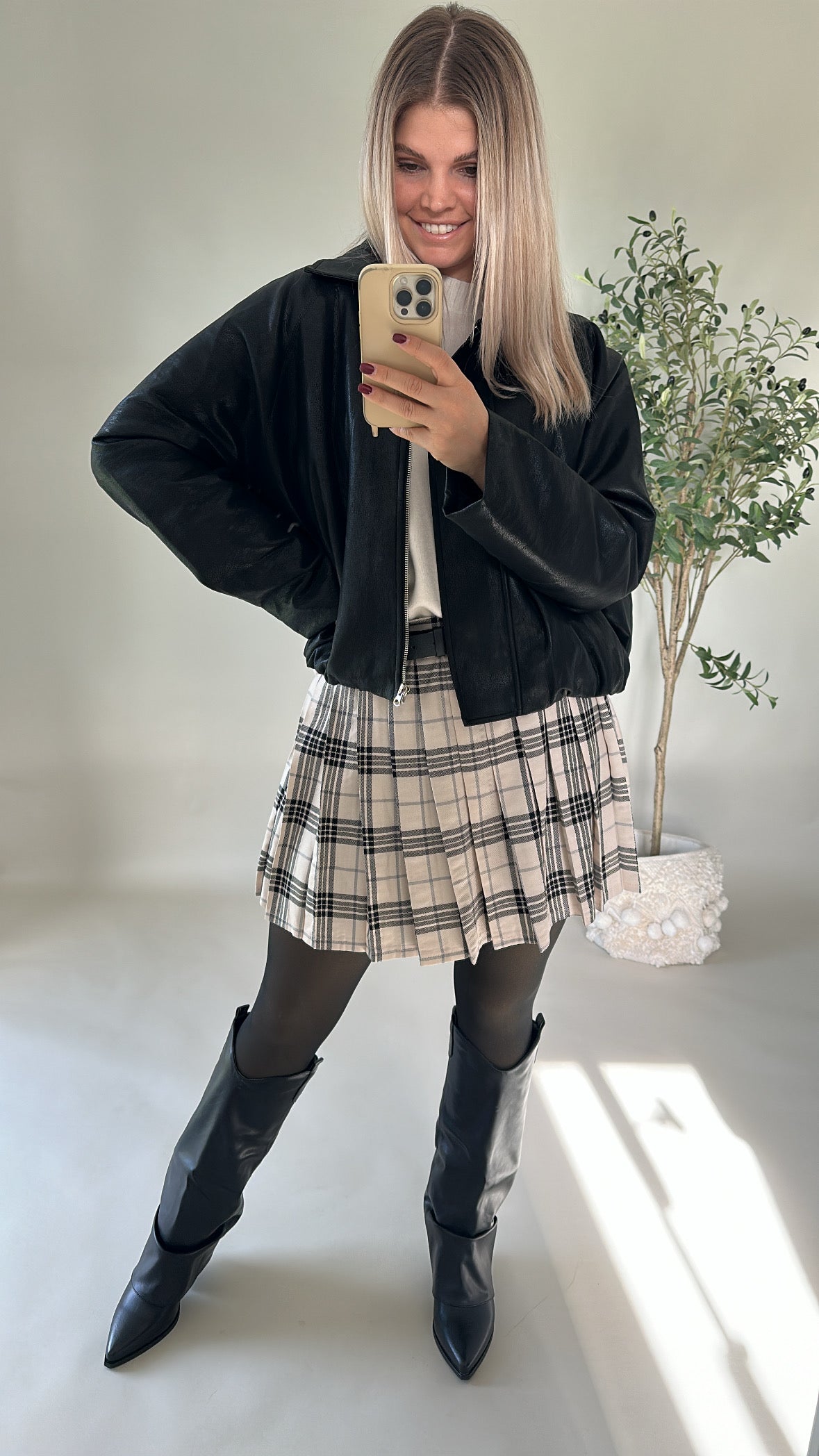 Rock kariert in Schwarz/Wollweiß mit Gürtel