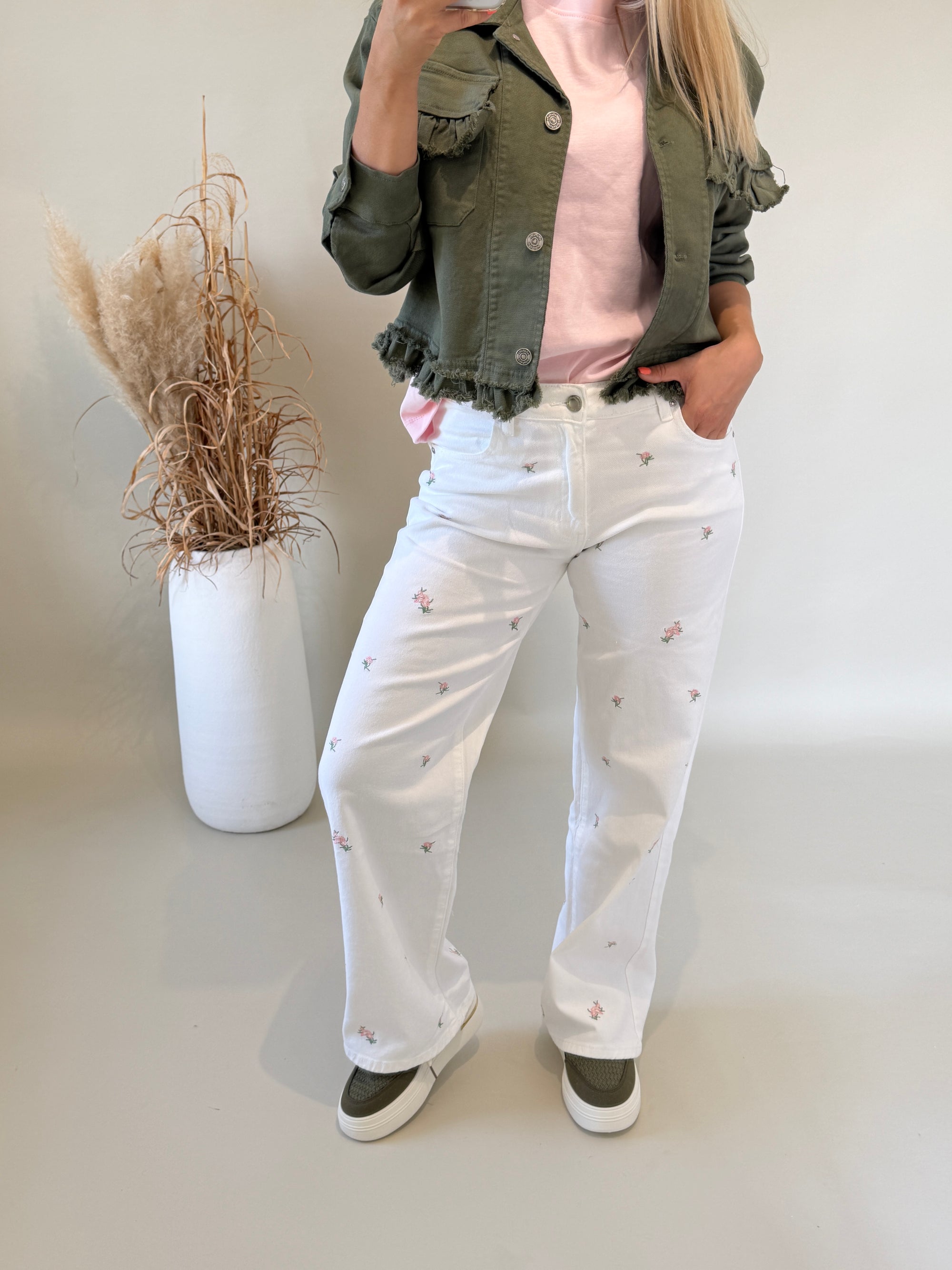 Jeans in Wollweiß mit Blumen