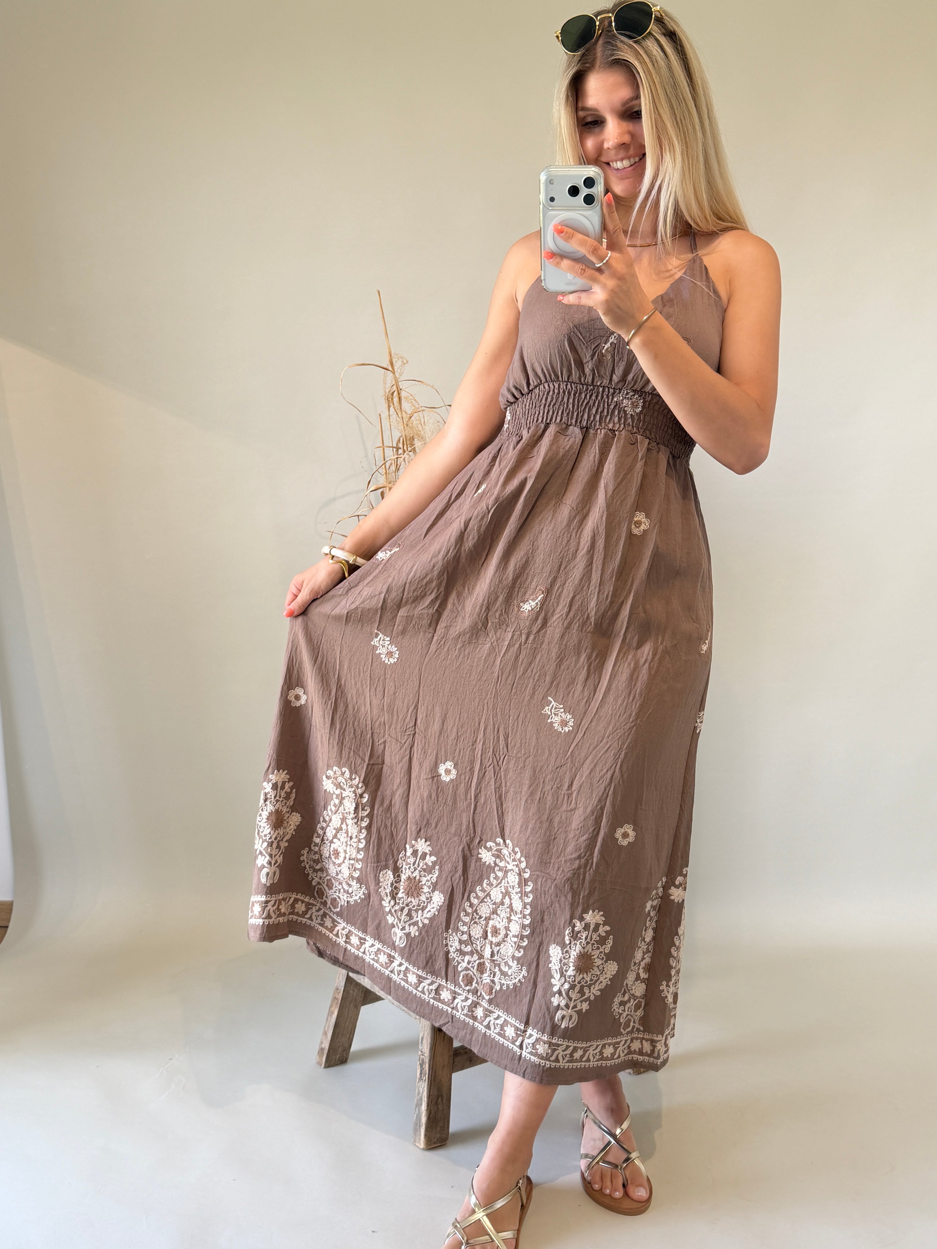 Kleid in Schokobraun mit Beigen Stickereien ( Mit Holzperlen )