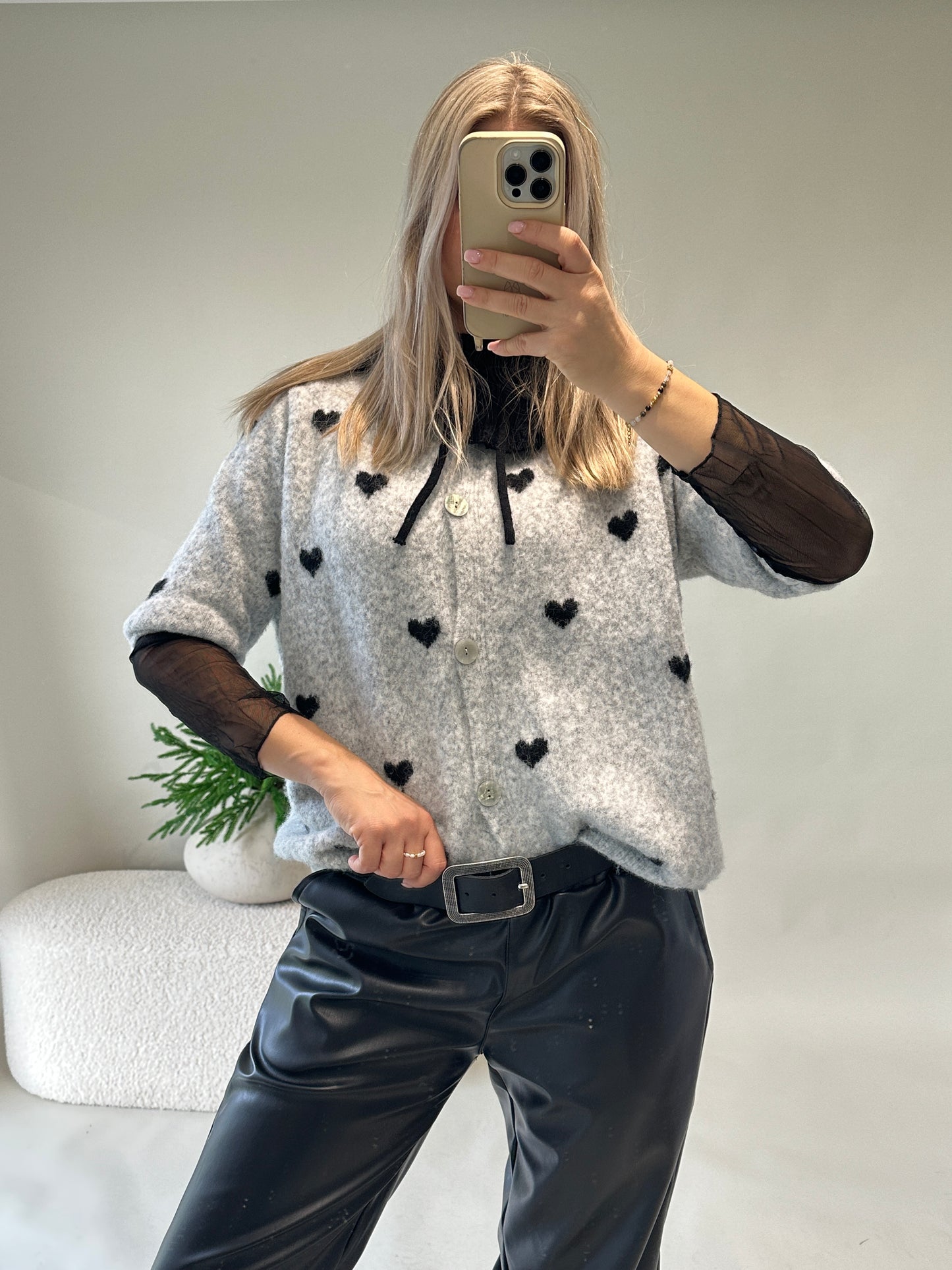 strickjacke in hellgrau mit schwarzen herzen (kurzarm)