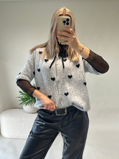 Strickjacke in Hellgrau mit Schwarzen Herzen (Kurzarm)