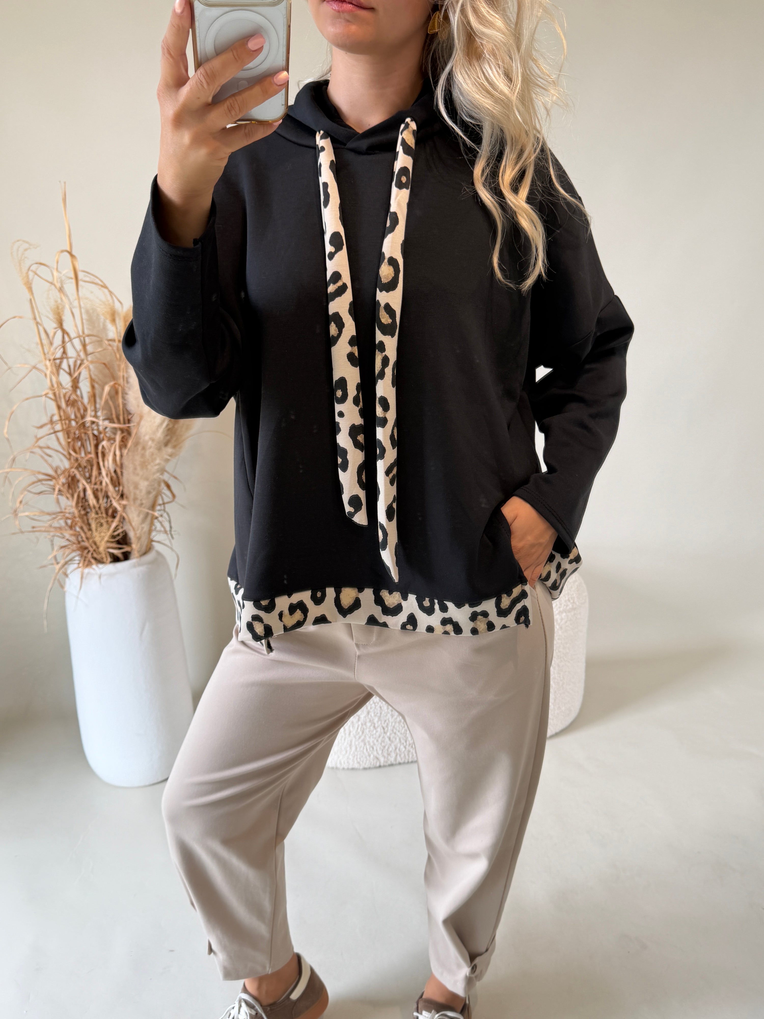 Sweatshirt in Schwarz mit Kapuze