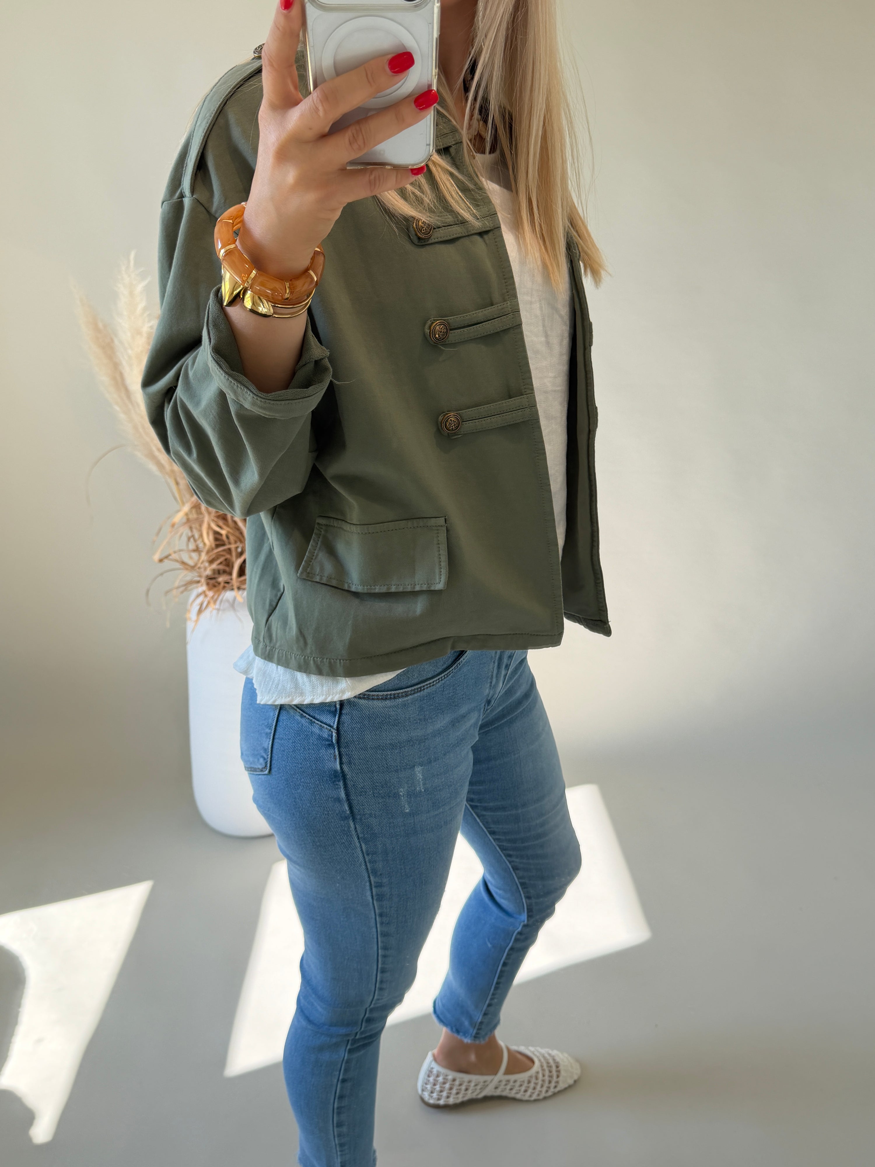 Jacke in Olivgrün mit Knöpfen vorne