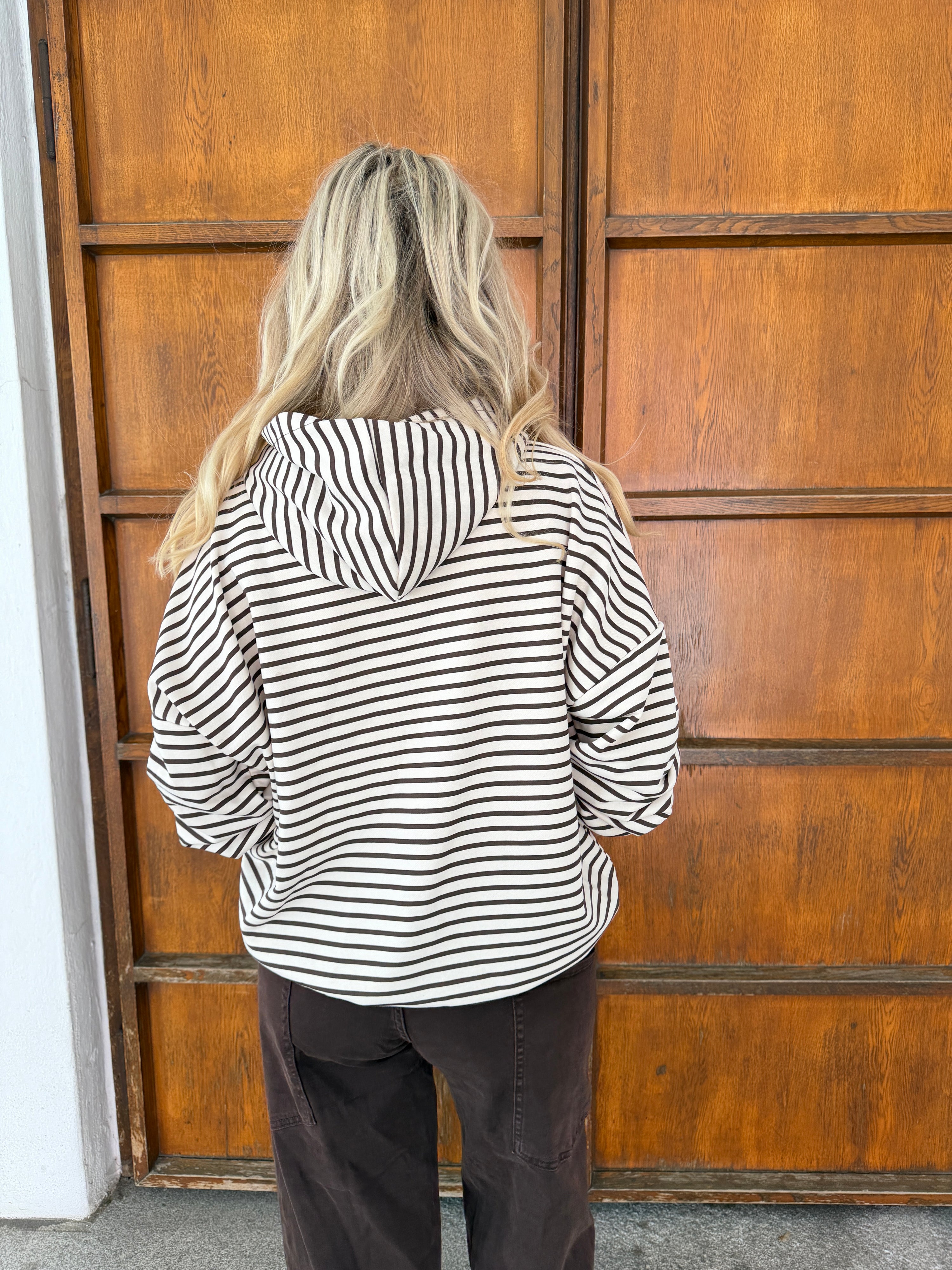 Shirt gestreift in Schokobraun / Wollweiß mit Kapuze