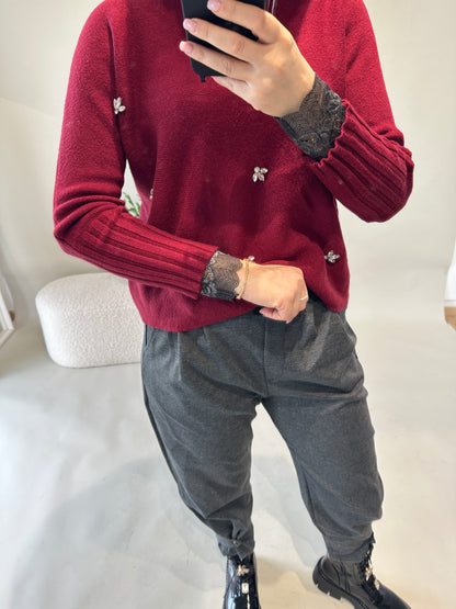 Pullover in Burgundy mit Glitzersteinen vorne