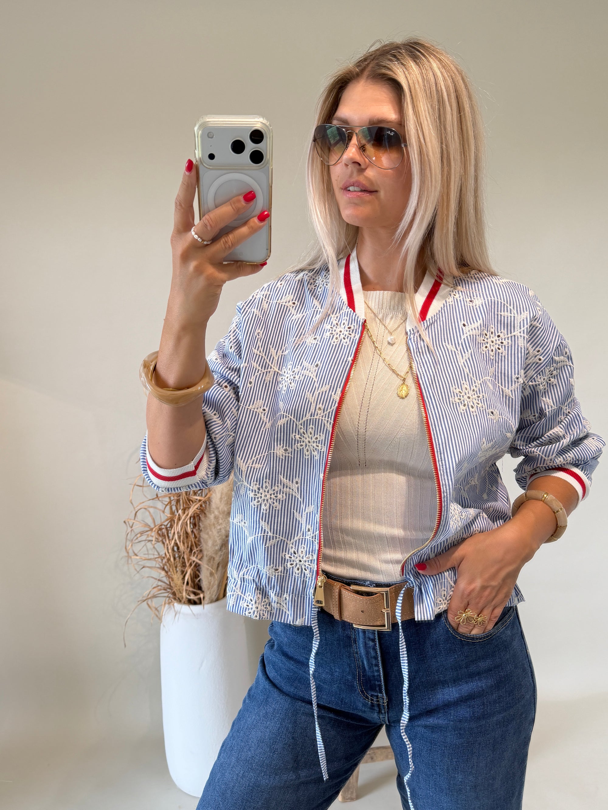 Jacke gestreift in Blau / Weiß mit Beigen Bohostickerei