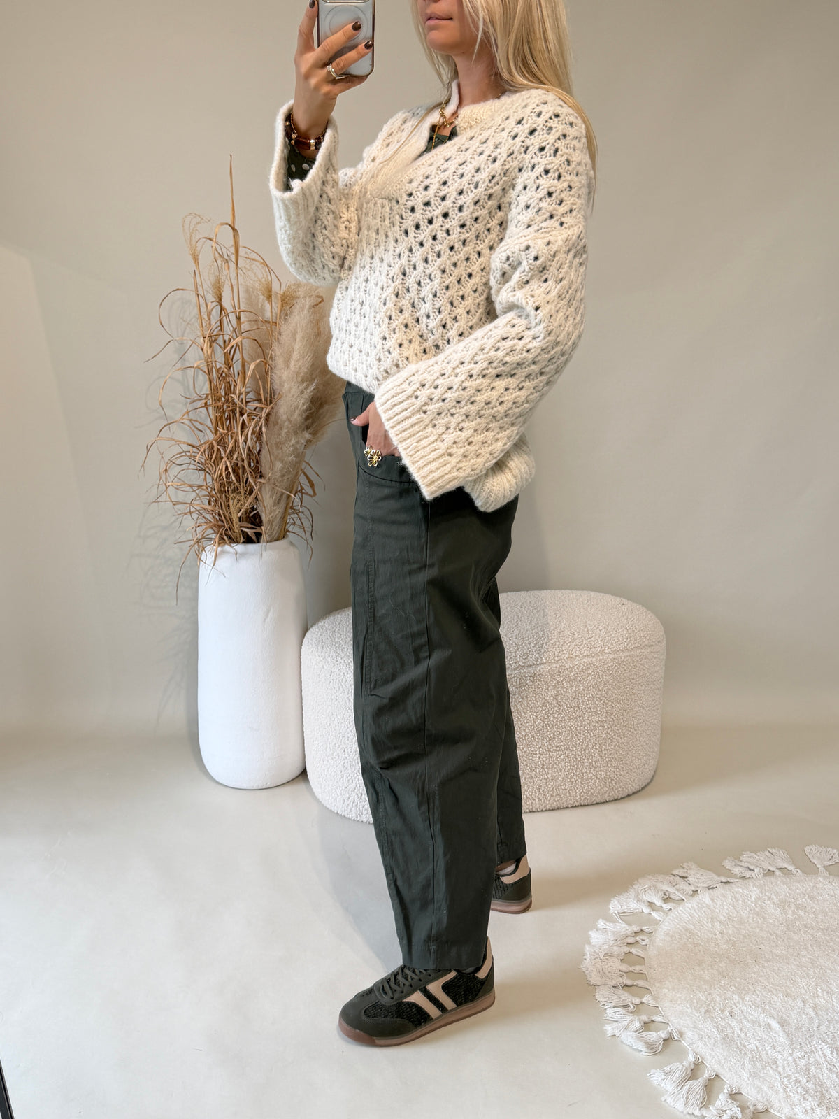 Pullover in Wollweiß mit Lochmuster
