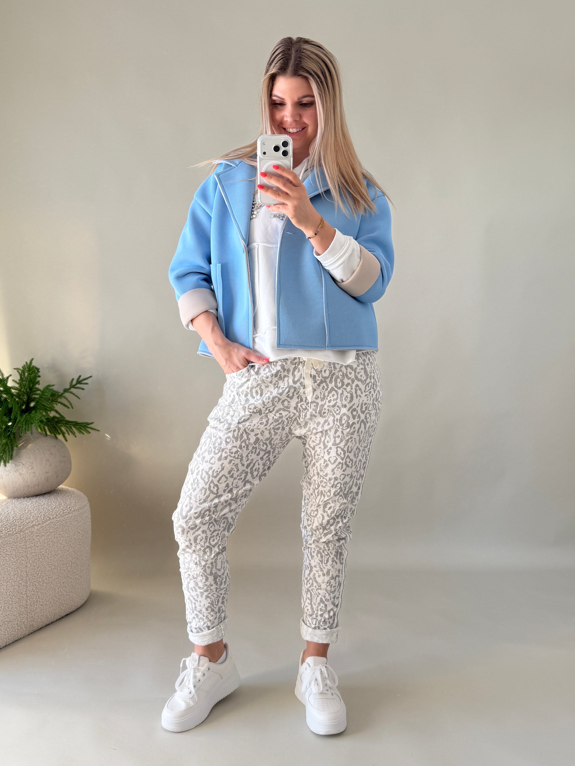 Jacke in Hellblau mit großen Taschen vorne