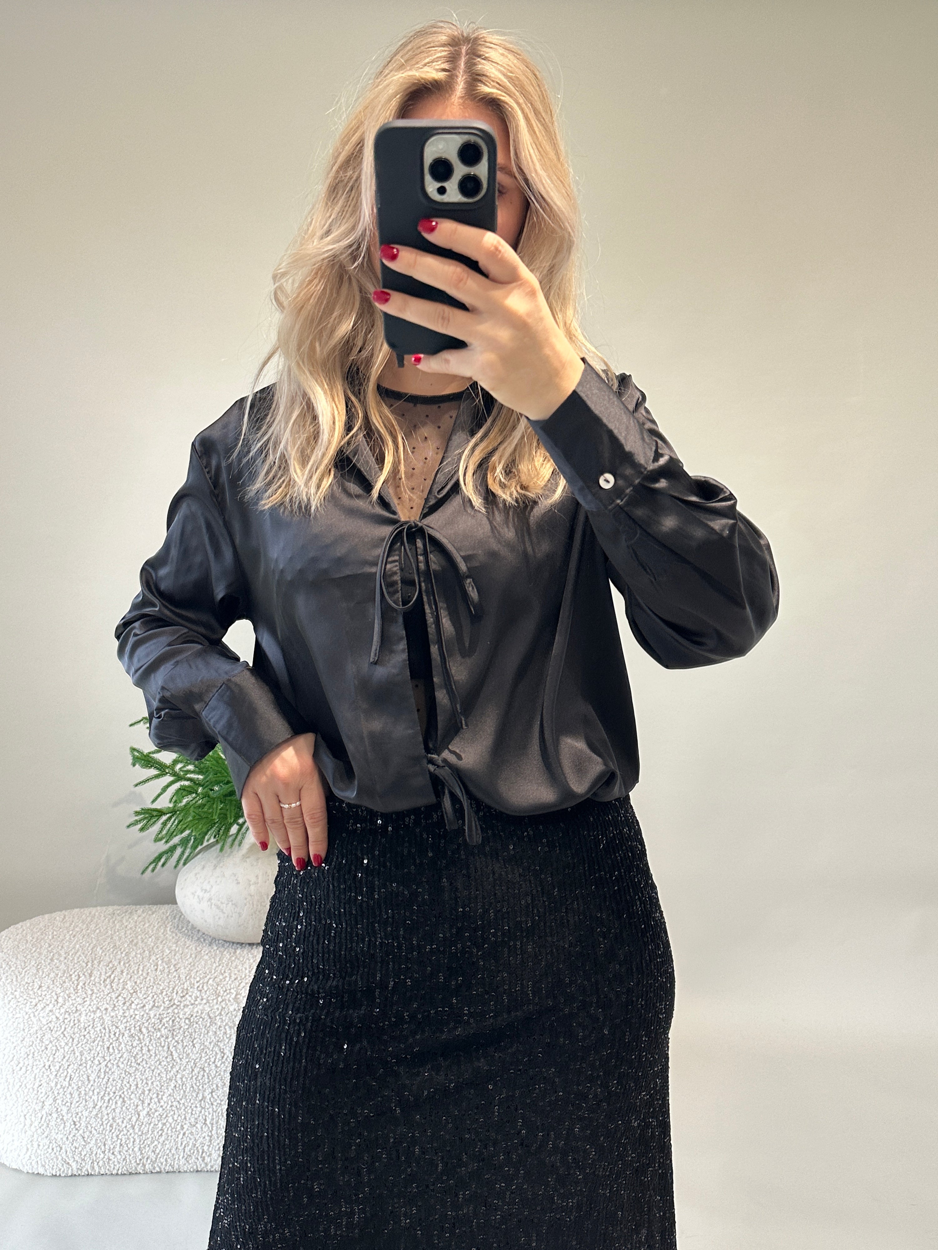 Bluse in Schwarz (Satin) vorne zum Binden