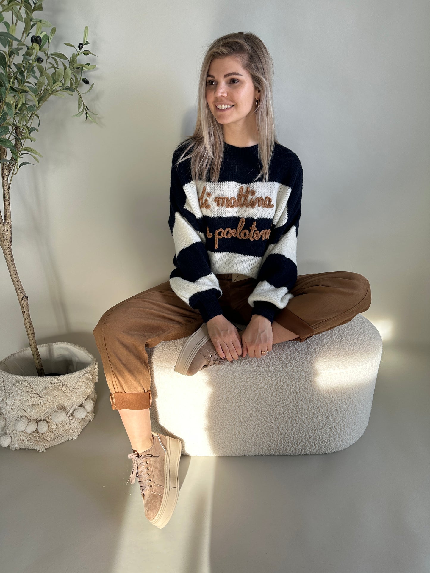 pullover in wollweiß/dunkelblau gestreift mit aufschrift in zimt