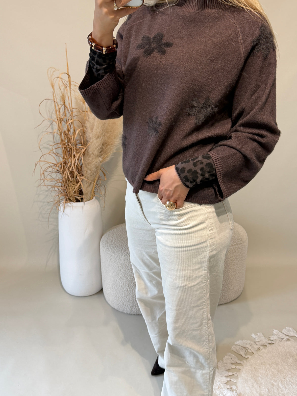 Pullover in Schokobraun mit dezenten Blumenmuster