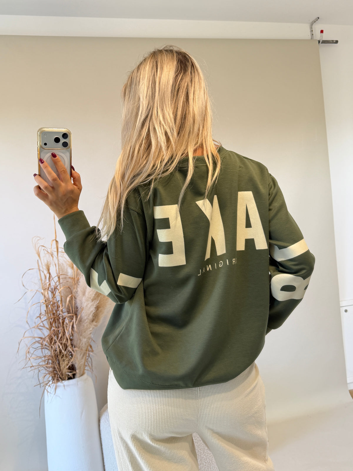 Sweatshirt in Olivgrün mit Aufdruck hinten