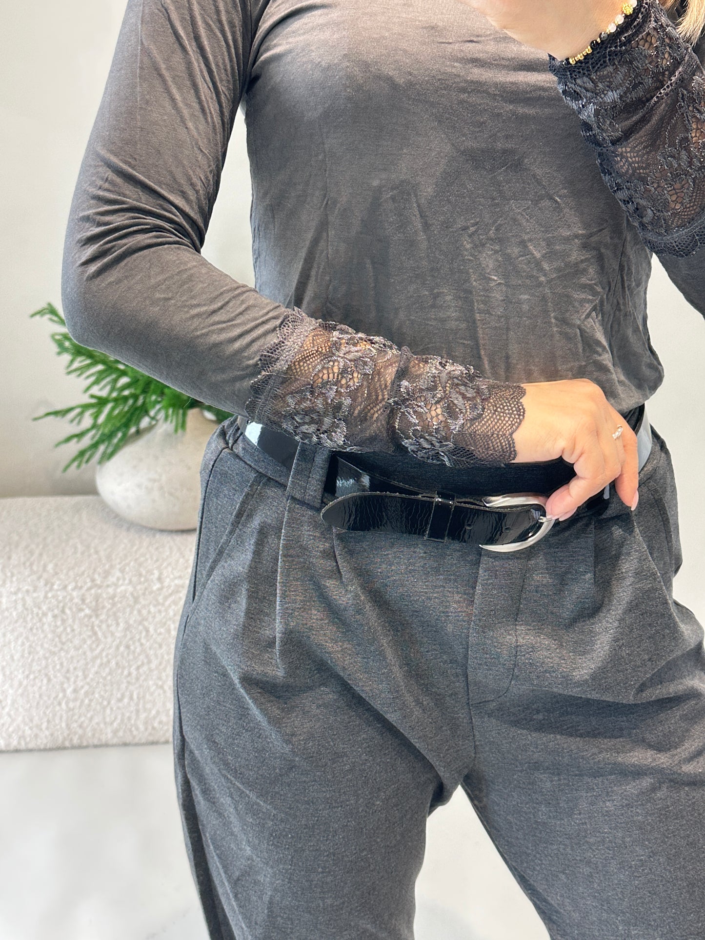 shirt in grau mit spitze am ärmel und v-ausschnitt