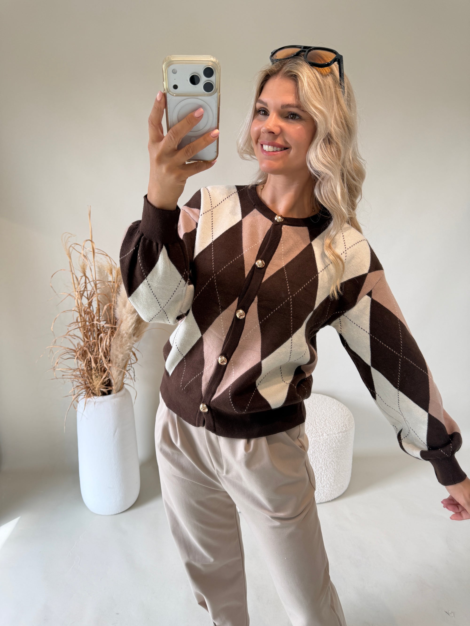 Strickjacke in verschiedenen Brauntönen ( Rautenmuster )