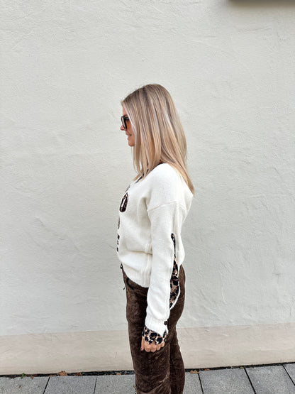 Pullover in Wollweiß mit V-Auschnitt und Aufschrift (Wild And Free)